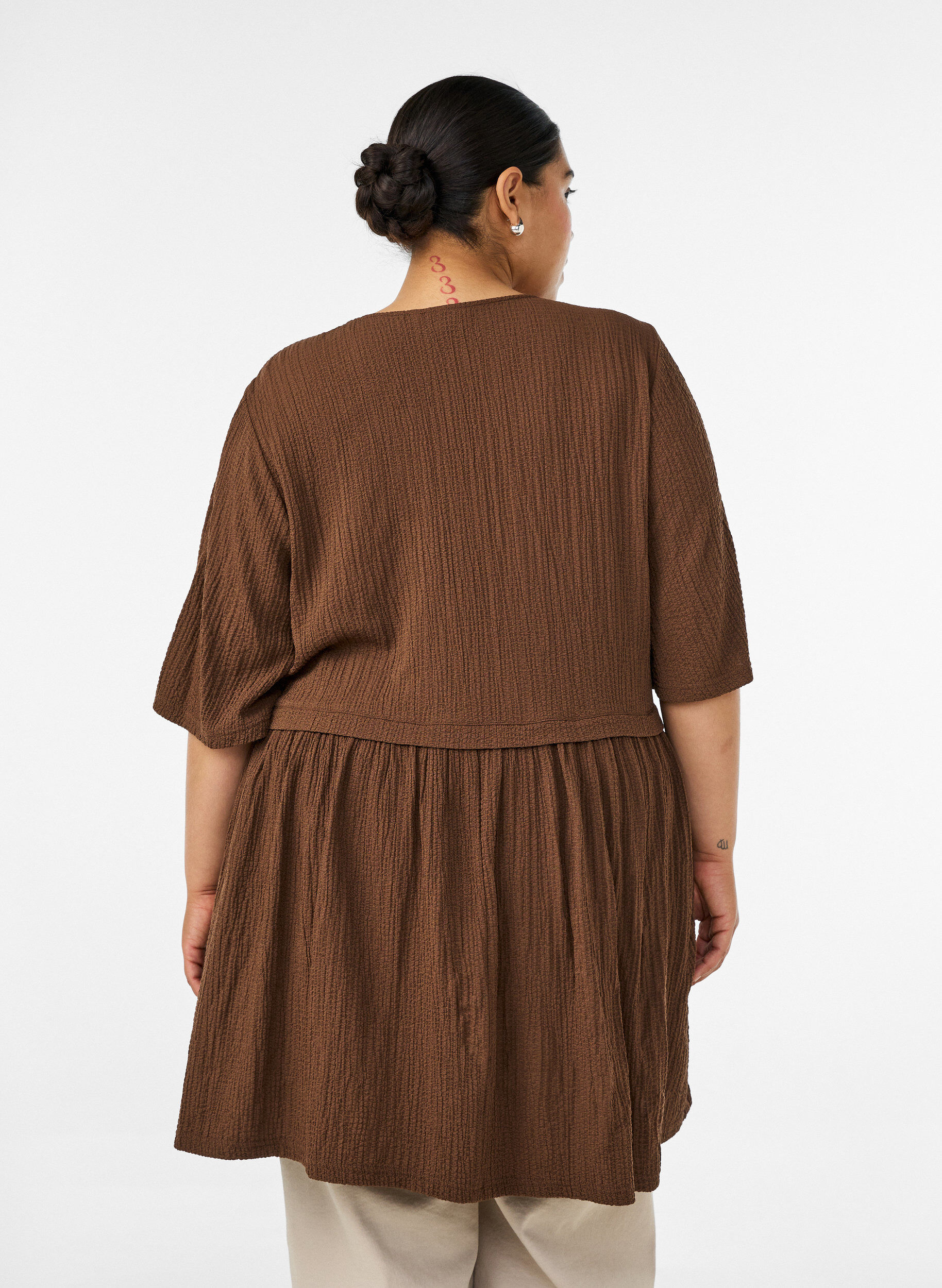 ZizziTunika med krinklad textur och halvl&aring;nga &auml;rmar, Brun, Model image number 2