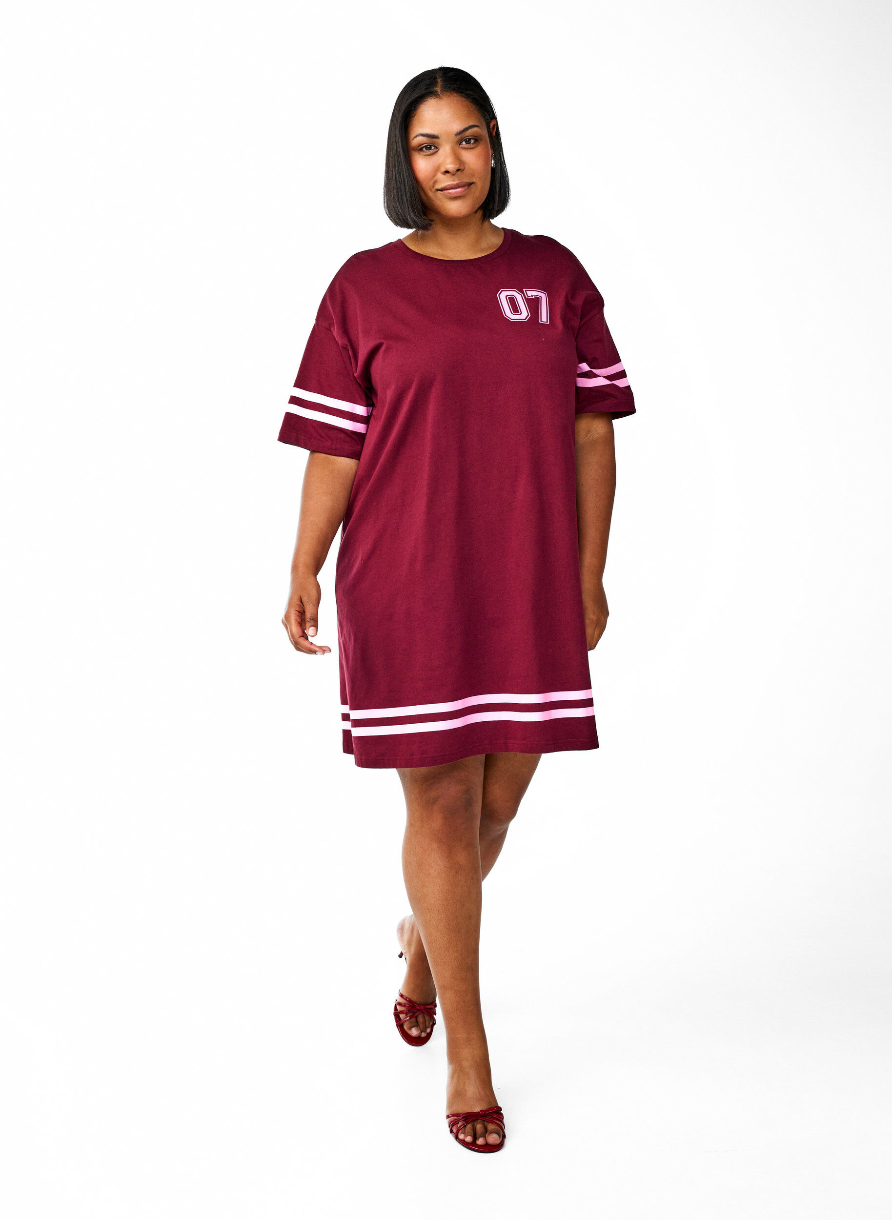 Zizzi Kort t-shirtkl&auml;nning med sportiga detaljer, M&ouml;rk Bordeaux, Model image number 1