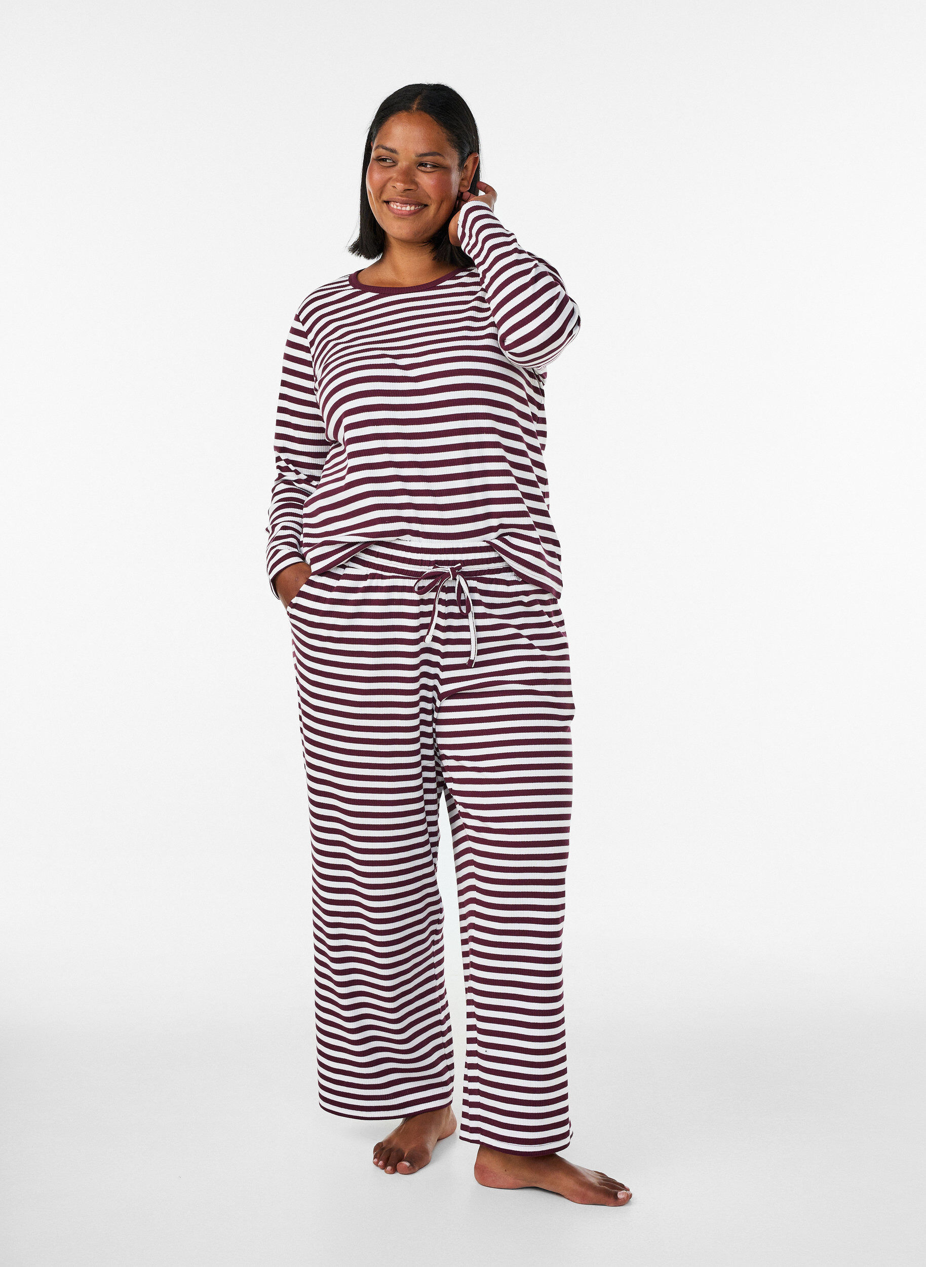 Randiga pyjamasbyxor med h&ouml;g midja och vida ben, R&ouml;d, Model