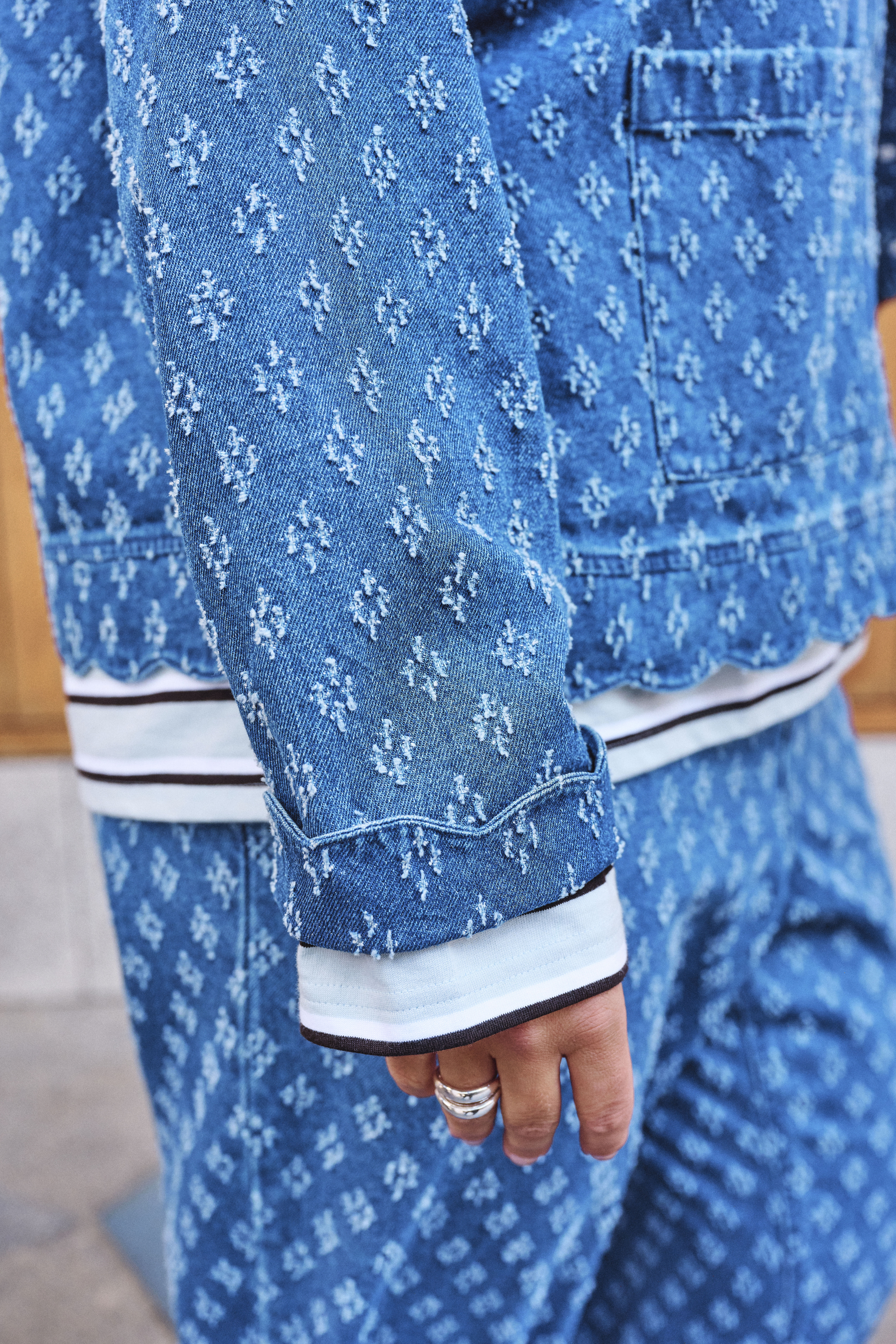 ZizziAvslappnad bl&aring; denimstil, , Model