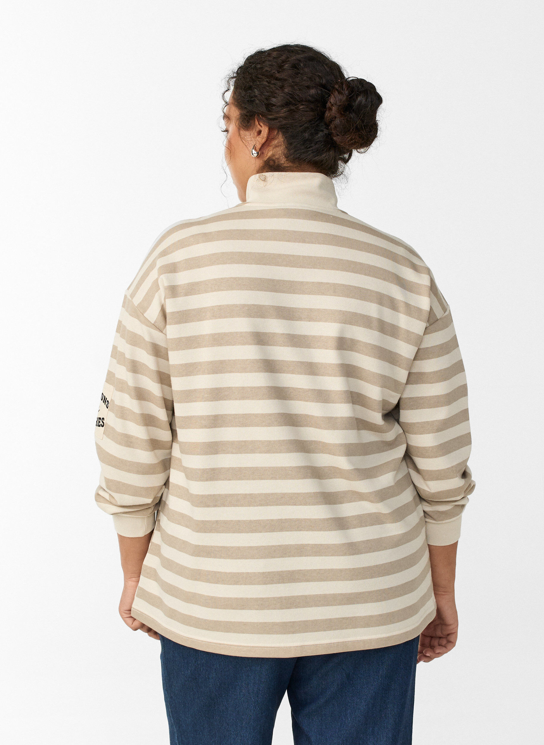 Zizzi Randig sweatshirt med h&ouml;g hals och dragkedja, Beige, Model image number 2