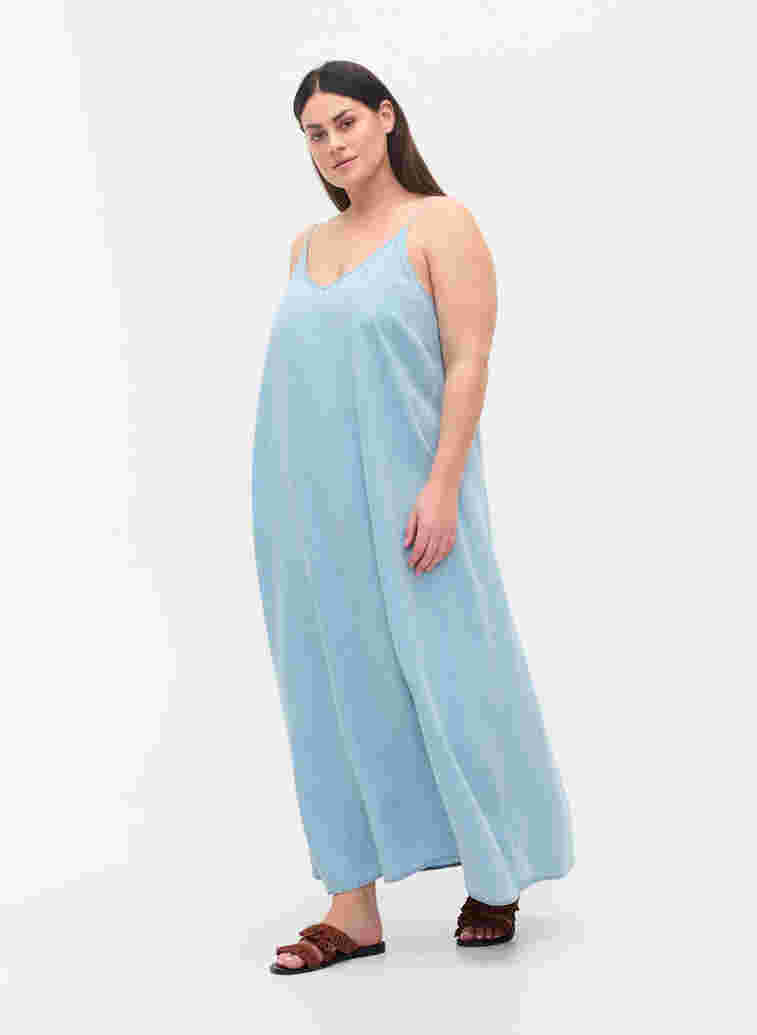 Lång denimklänning med tunna axelband, Light blue denim, Model