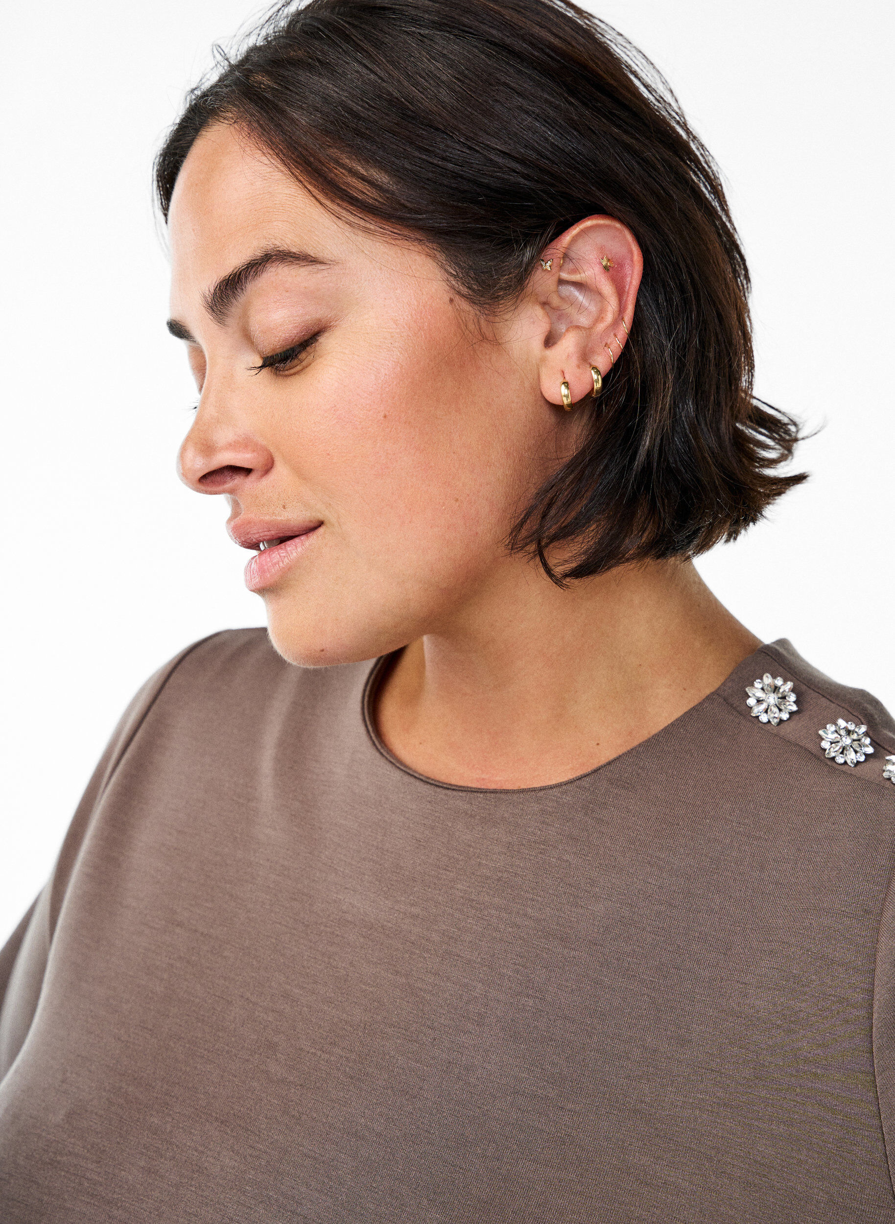 Zizzi Kort&auml;rmad blus med knappdetalj, Brun, Model image number 3