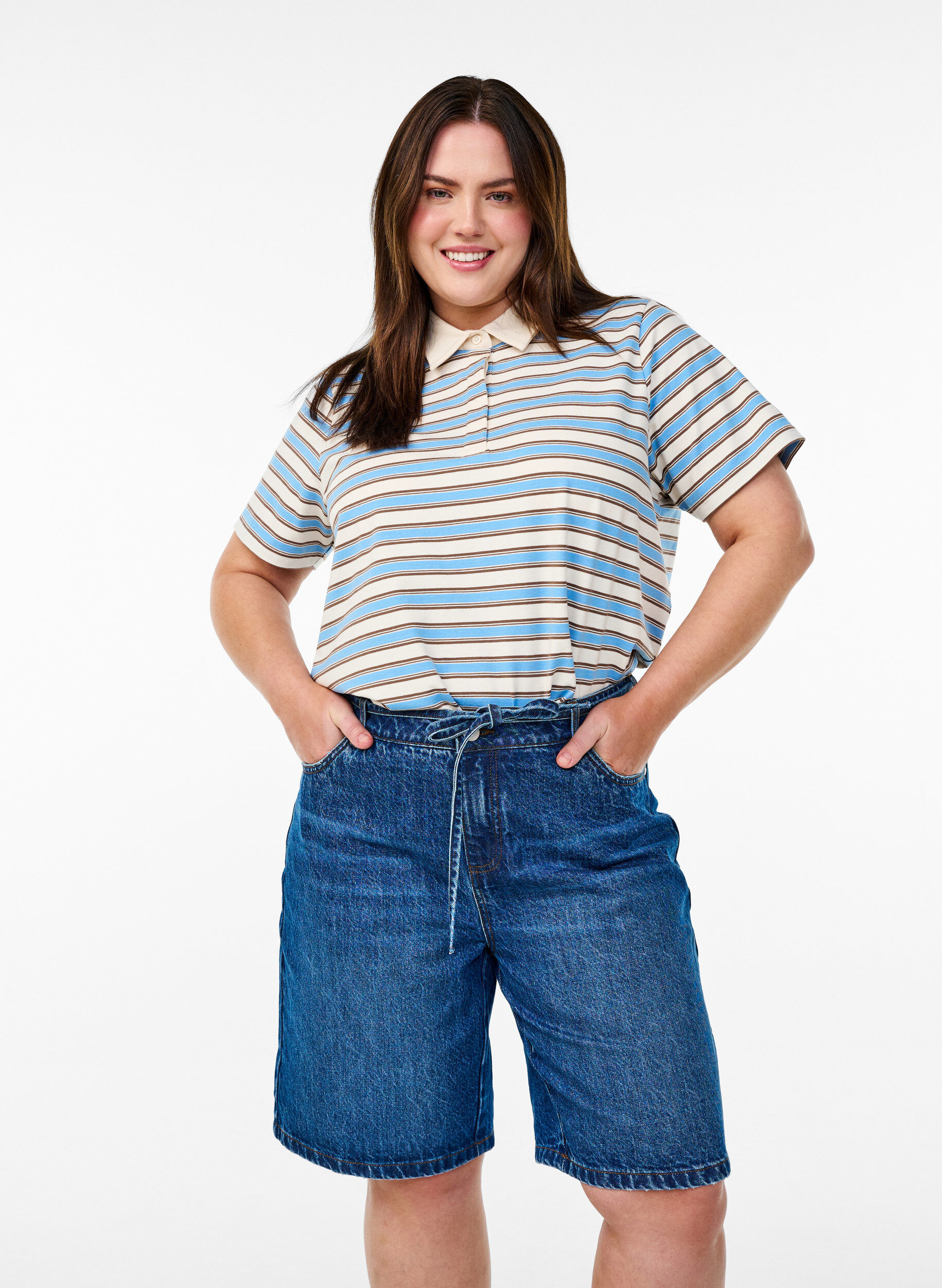 Figurn&auml;ra jeansshorts med knytsk&auml;rp, Bl&aring;, Model