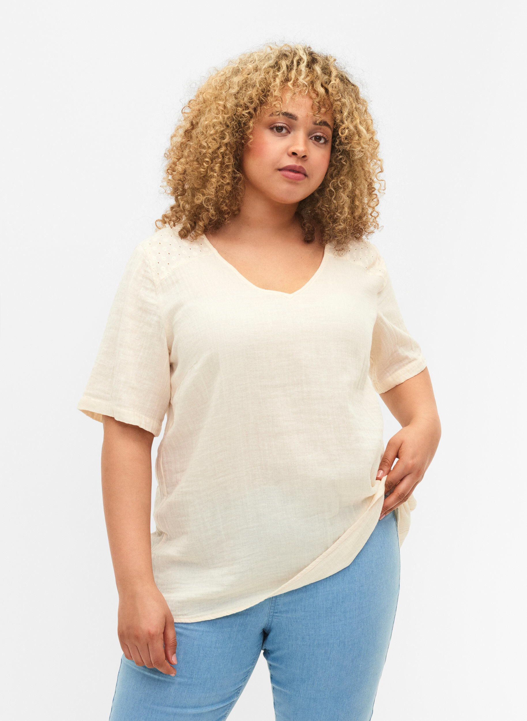 Zizzi Blus i bomull med broderi och korta &auml;rmar, Buttercream, Model image number 0