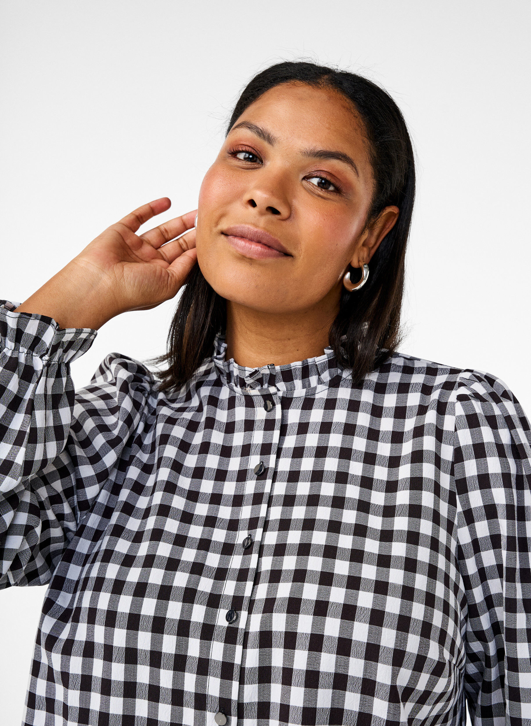 Zizzi Rutig skjortblus med volangdetaljer, Black/W. Gingham, Model image number 2