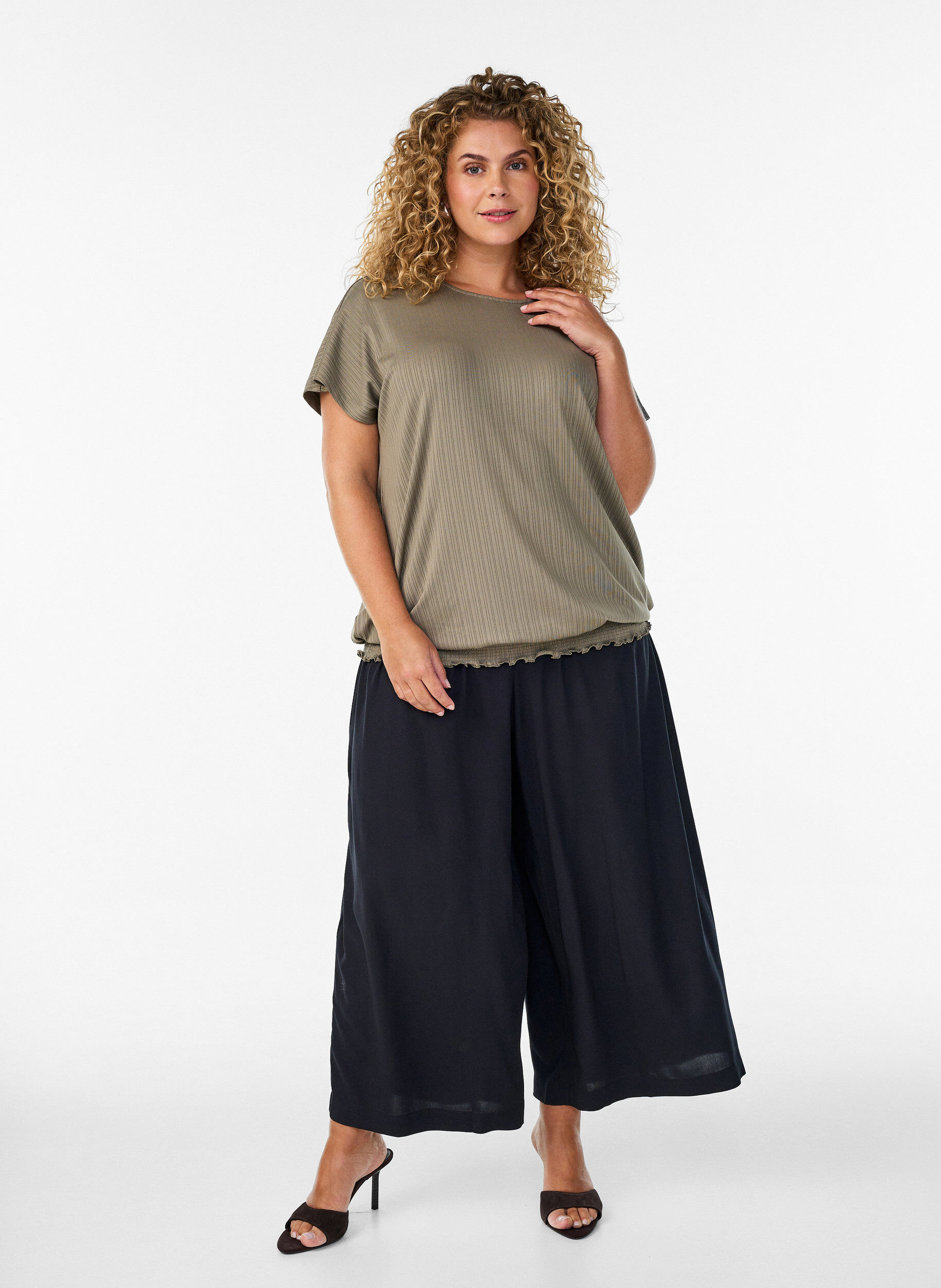 ZizziBlus i jersey med texturerade r&auml;nder och smock i nederkanten, Brun, Model image number 1