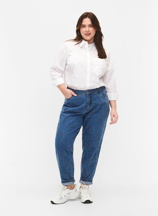 Mille Mom Fit-jeans med broderier, Light Blue Cherry, Model image number 0