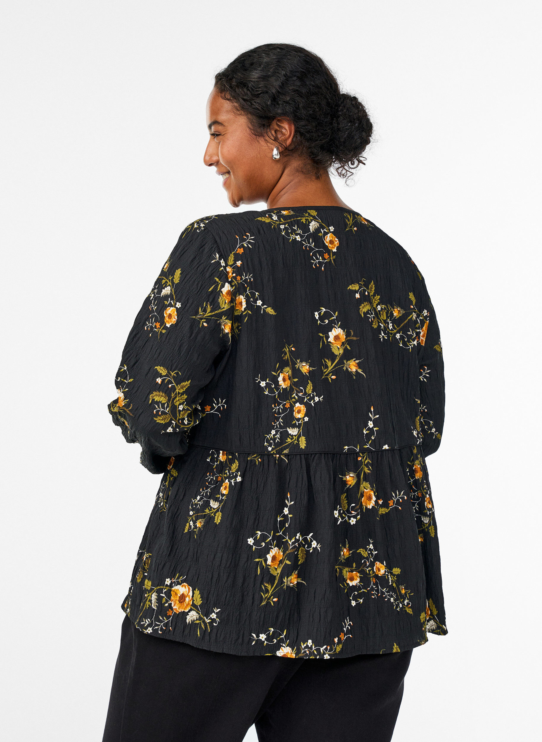 Zizzi L&aring;ng&auml;rmad blus med blomm&ouml;nster, Svart, Model image number 2