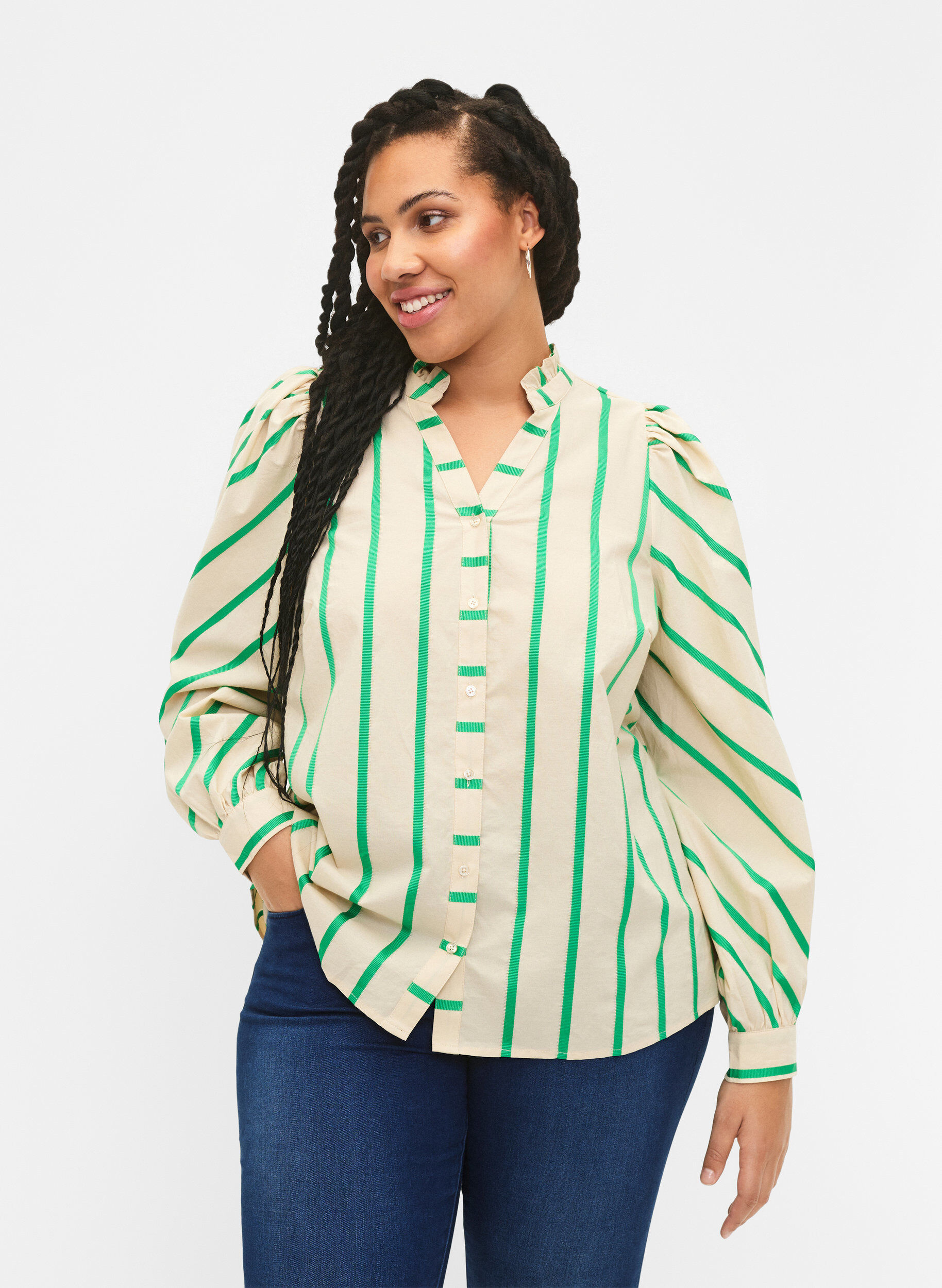 Zizzi Randig blus av bomullskjortmodell med volangkrage, Beige Green Stripe, Model image number 0