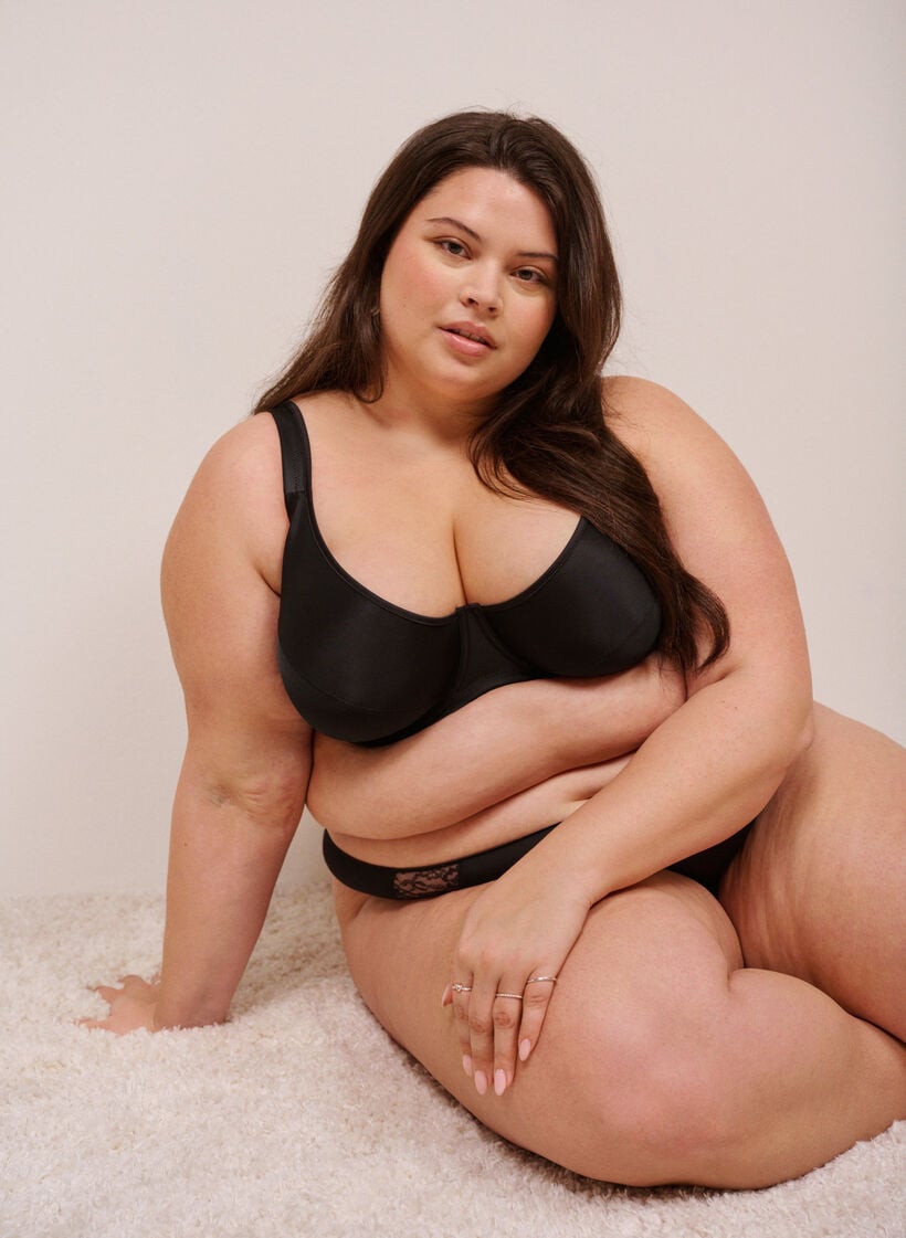 BH med h&ouml;gt st&ouml;d och formpressade kupor, Svart, Image image number 0