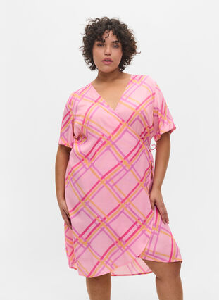 Rutig viskosklänning med omlott, Pink Check, Model image number 0