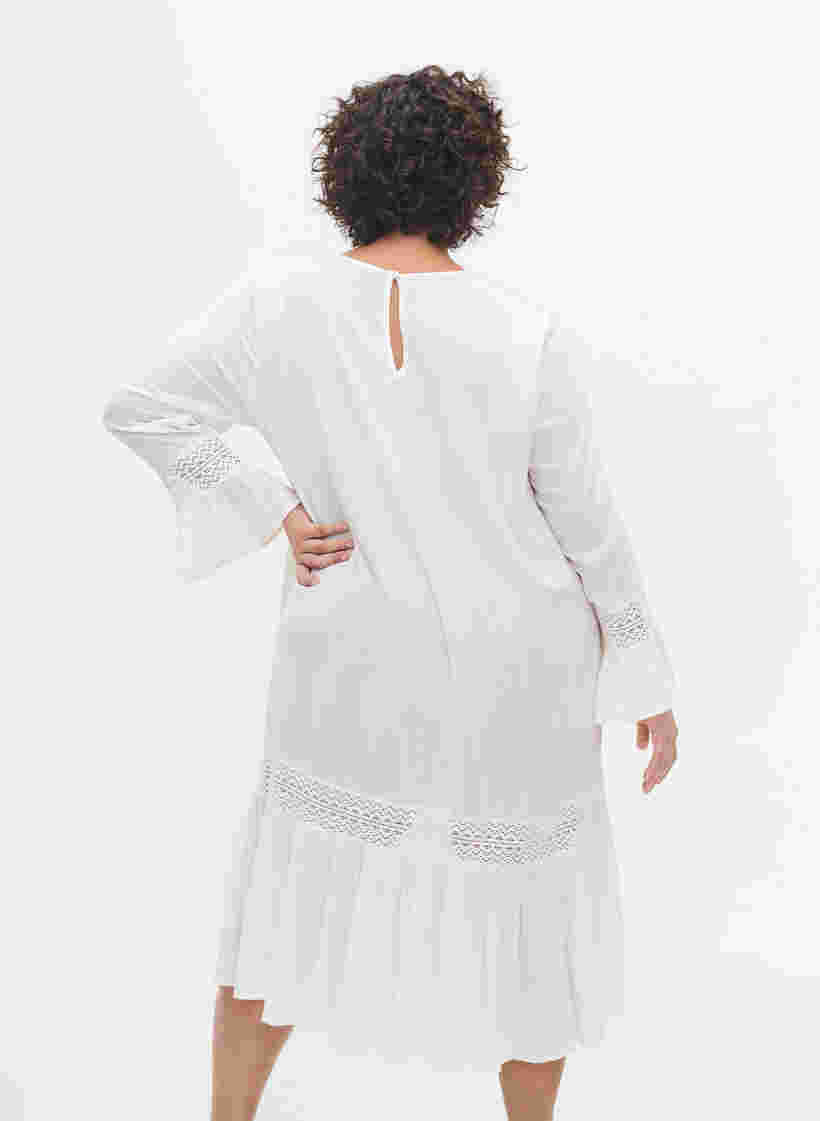 Viskosklänning med spetsdetaljer, Off White, Model image number 1
