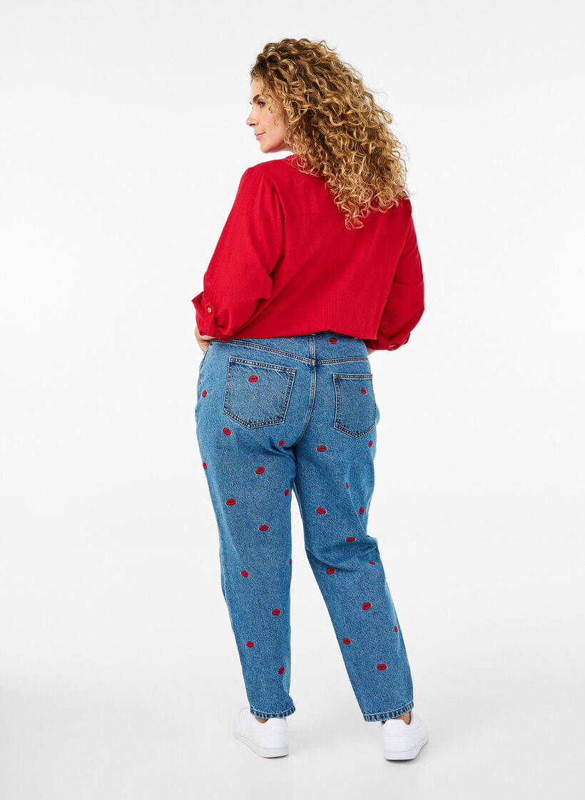 Mille Mom Fit-jeans med broderier, Blå, Model image number 1
