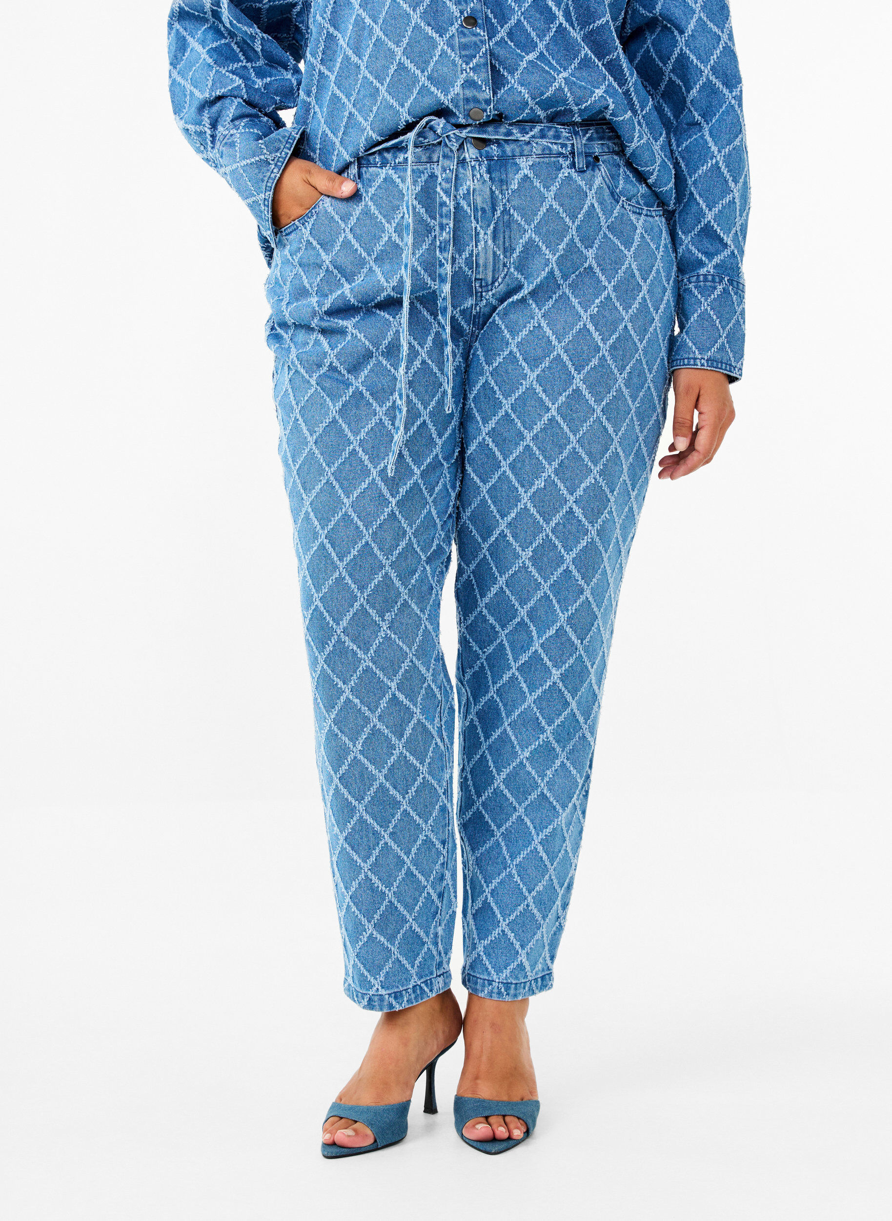 Zizzi Croppad Mille jeans med destroy-m&ouml;nster, Blue Denim, Model image number 2