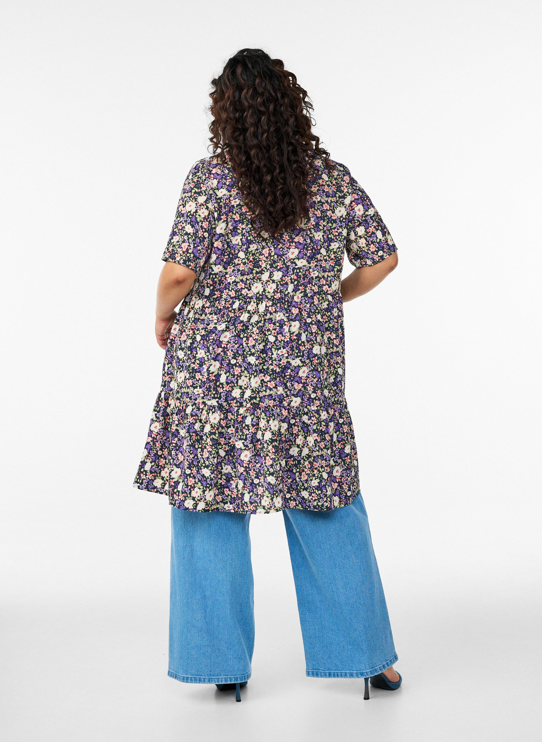 Zizzi Kort&auml;rmad kl&auml;nning med A-linje och sk&auml;rningar, Lila, Model image number 2