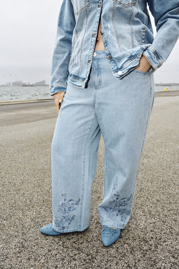 Jeans med vid passform och blommiga detaljer, , Model