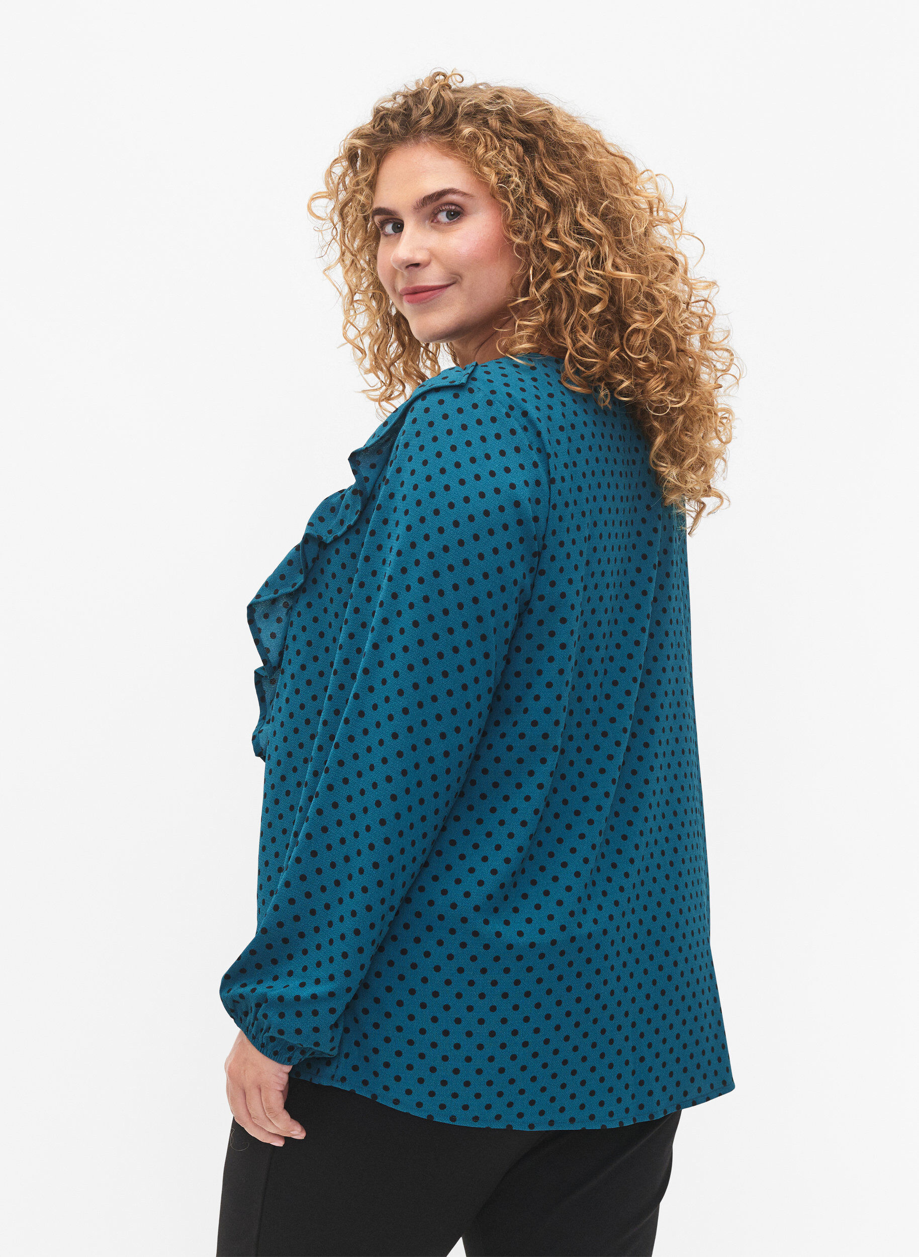 Zizzi L&aring;ng&auml;rmad blus med volanger, Shaded Spruce Dot, Model image number 1