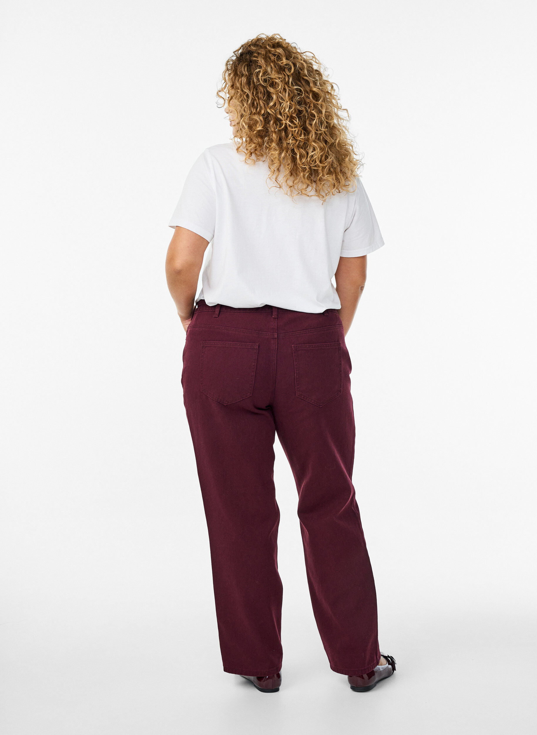 Zizzi F&auml;rgade jeans med h&ouml;g midja och knytsk&auml;rp, R&ouml;d, Model image number 1
