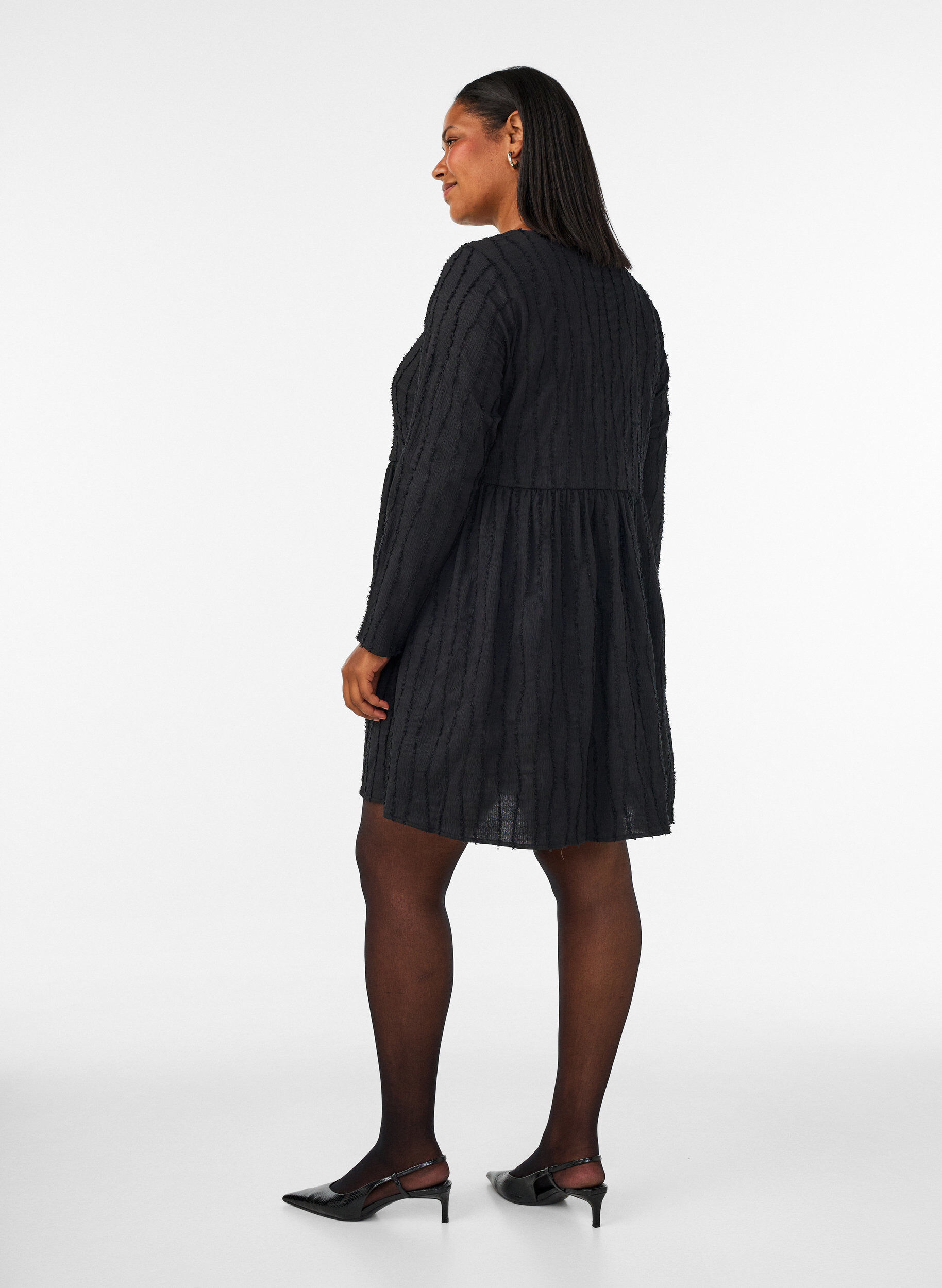 ZizziKort kl&auml;nning i jersey med v&aring;gigt strukturm&ouml;nster, Svart, Model image number 2