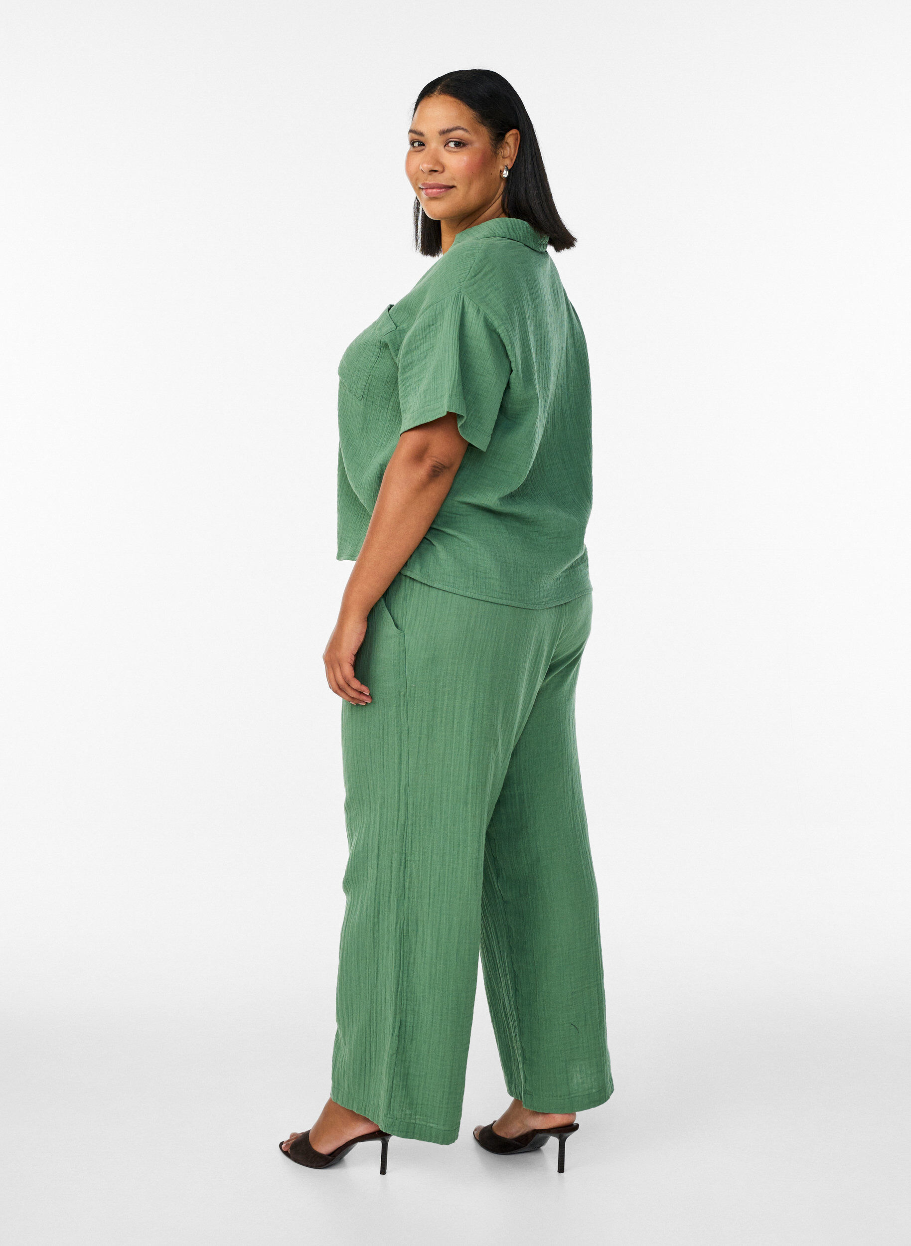 ZizziByxor i bomullsmuslin med h&ouml;g midja och l&ouml;sa ben, Gr&ouml;n, Model image number 1