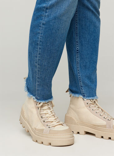 Croppade Amy jeans med råa kanter, Blue denim, Model image number 1