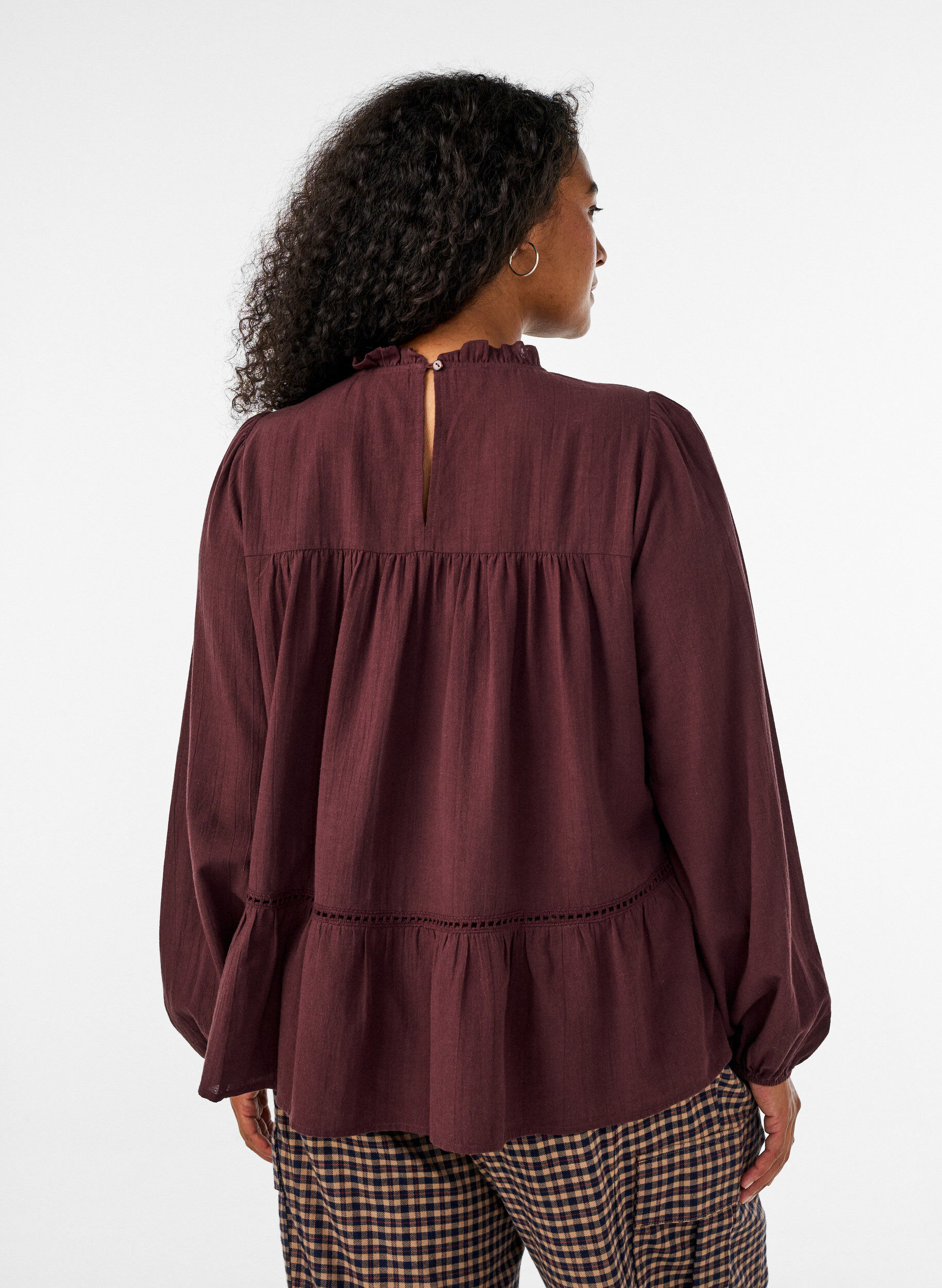 ZizziBlus med broderi och h&aring;lbroderad kantning, M&ouml;rk Bordeaux, Model image number 2