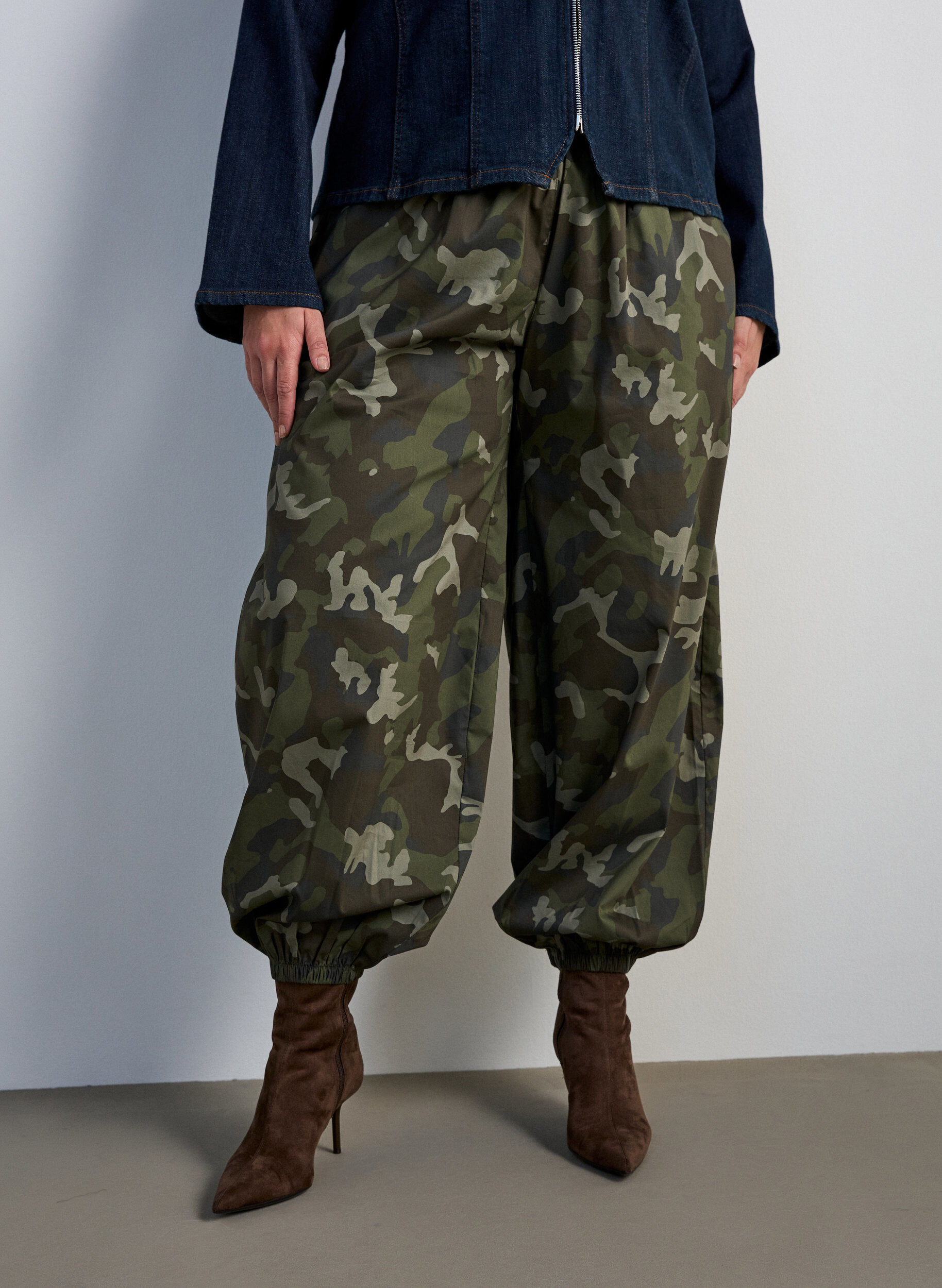 ZizziBallongbyxor med h&ouml;g midja och helt&auml;ckande m&ouml;nster, Gr&ouml;n, Model image number 2
