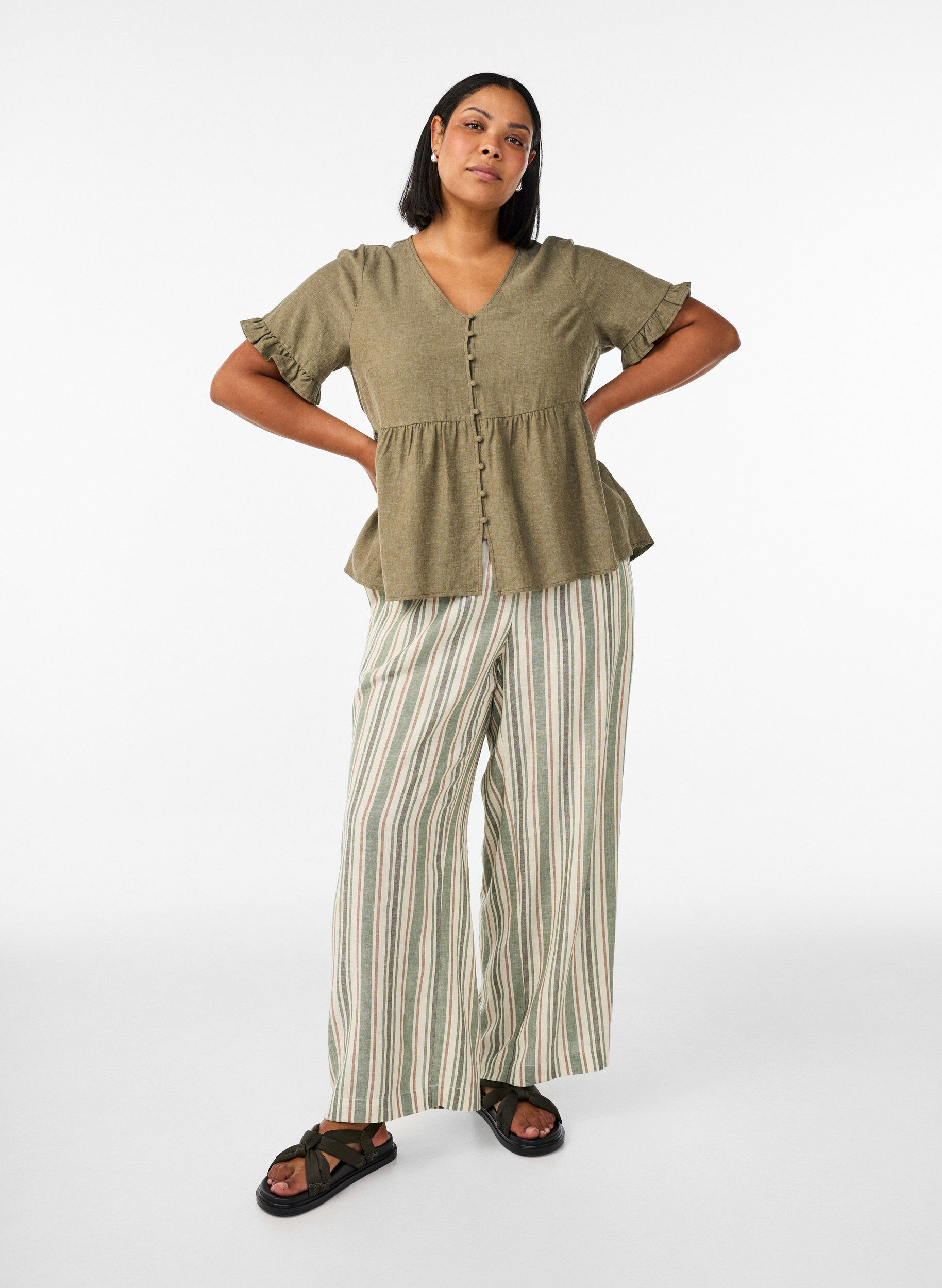 Zizzi Blus i linne och viskos med v-ringning och kn&auml;ppning, Gr&ouml;n, Model image number 1