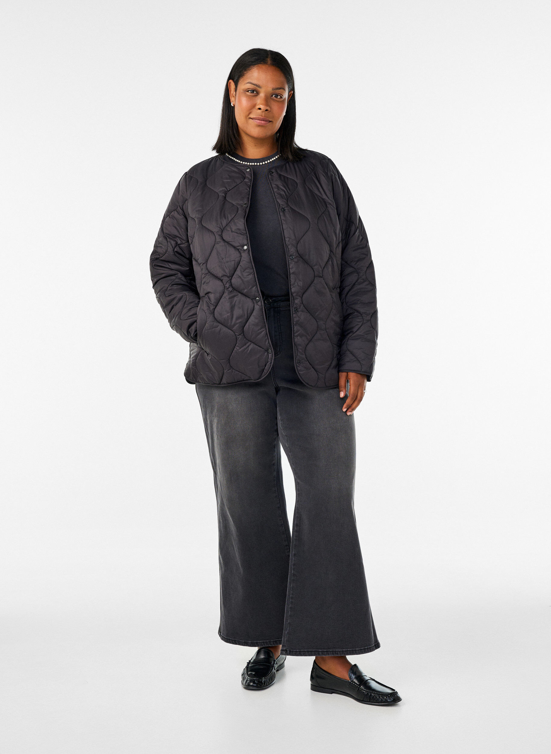 ZizziQuiltad jacka med tryckknappar och rund hals, Svart, Model image number 1