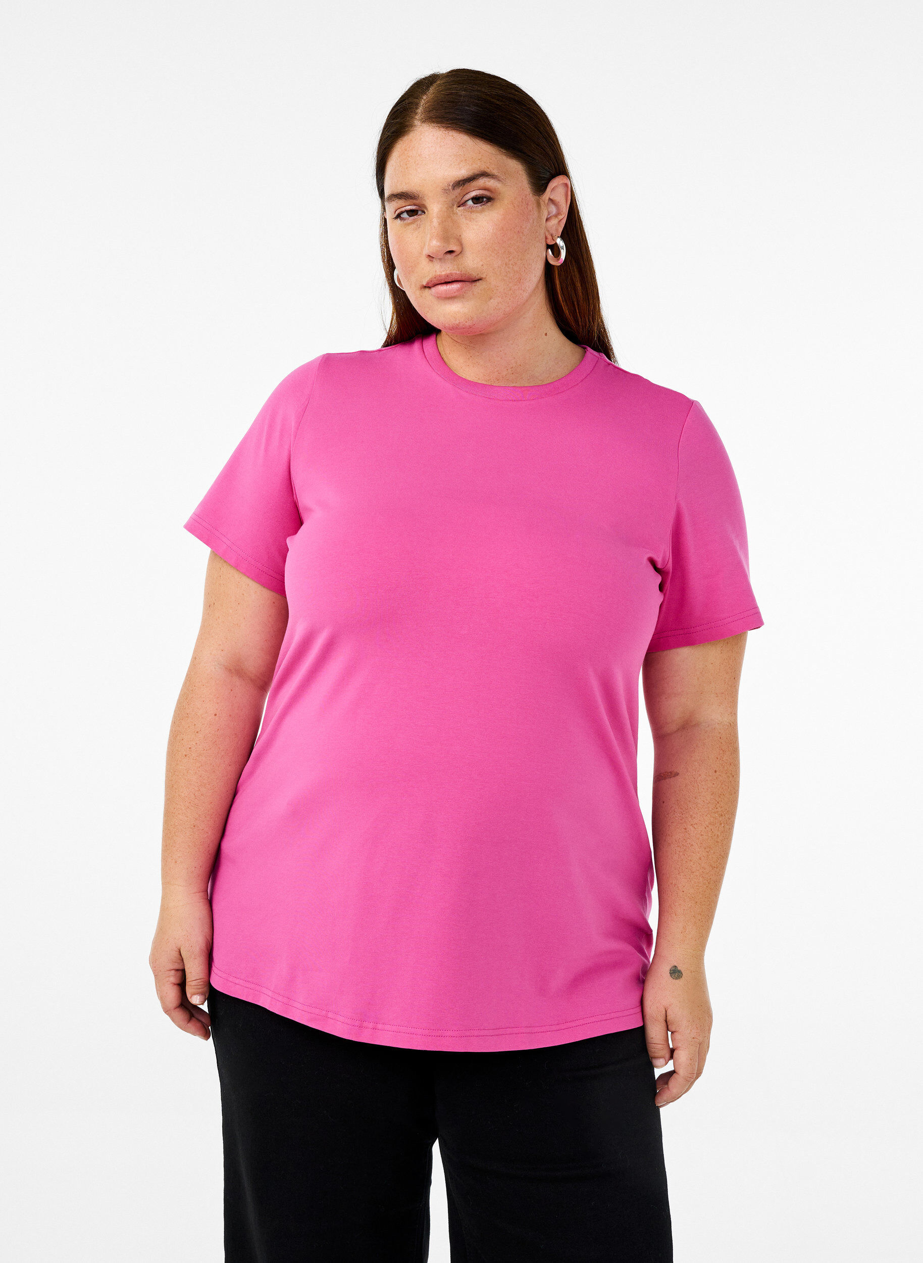 T-shirt i ekologisk bomull med rund halsringning, Raspberry Rose, Model
