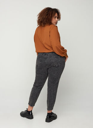 Cropped mom jeans med hög midja, Black acid washed, Model image number 0