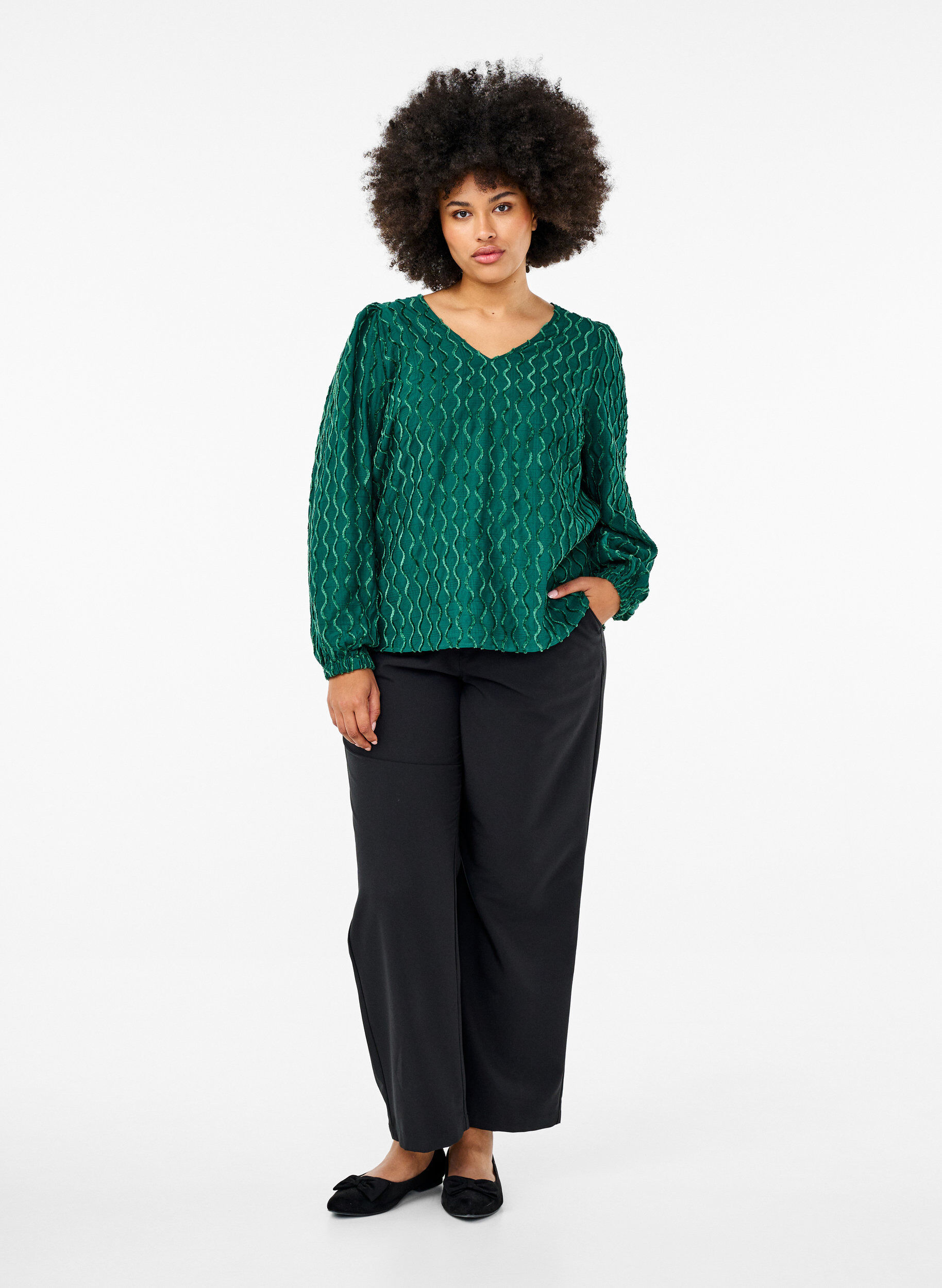 Zizzi L&aring;ng&auml;rmad m&ouml;nstrad blus med V-ringning, Rain Forest, Model image number 2