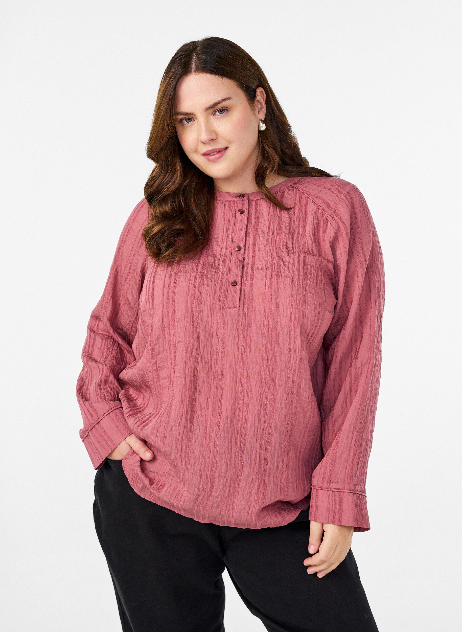 Blus med ton-i-ton-struktur och knappar, Rosa, Model