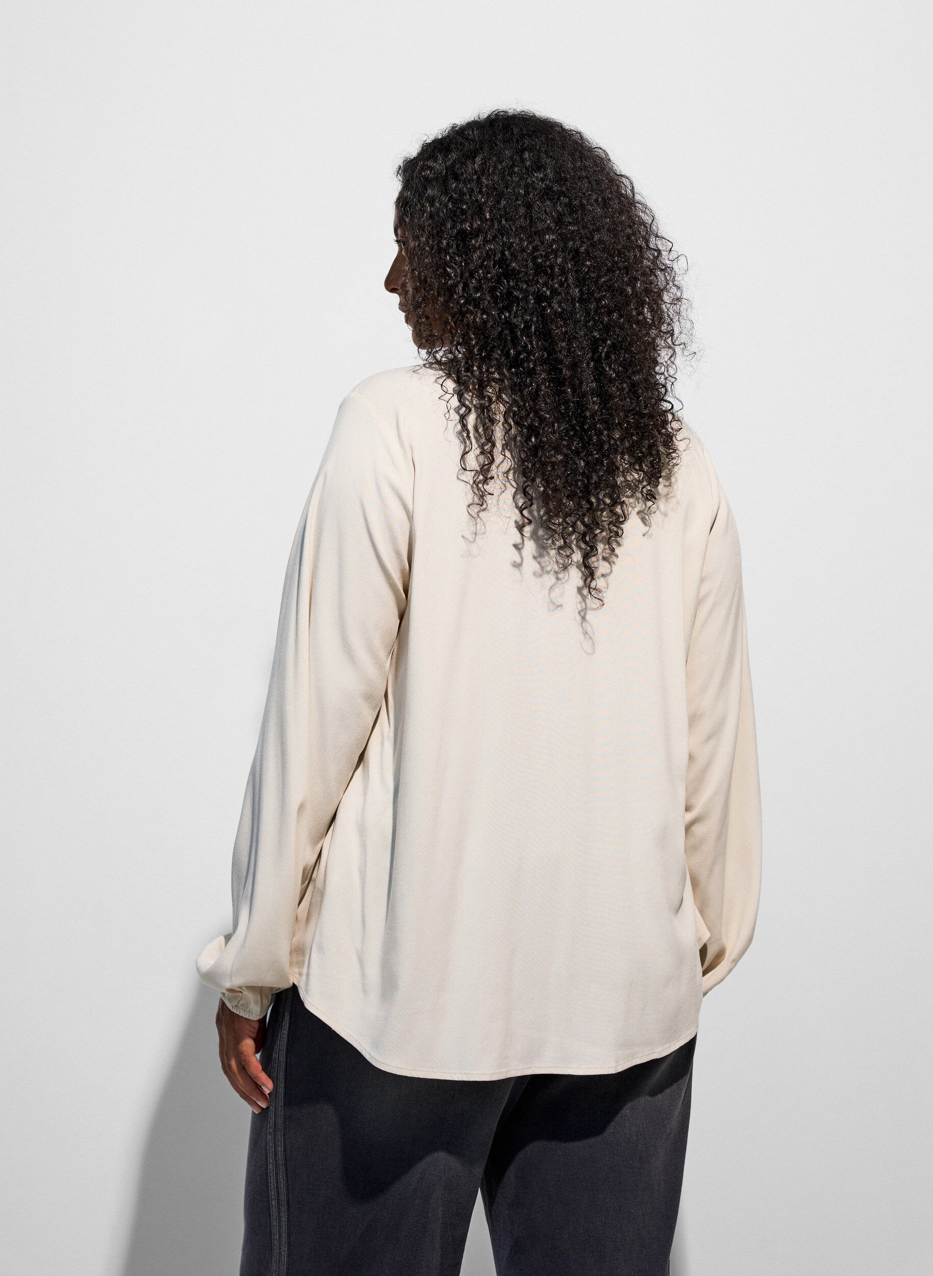 ZizziBlus i viskos med v-ringning och rundad nederkant, Beige, Model image number 2