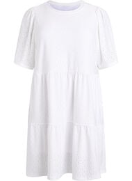 Kort kl&auml;nning med spetsm&ouml;nster och lagerkjol, Vit