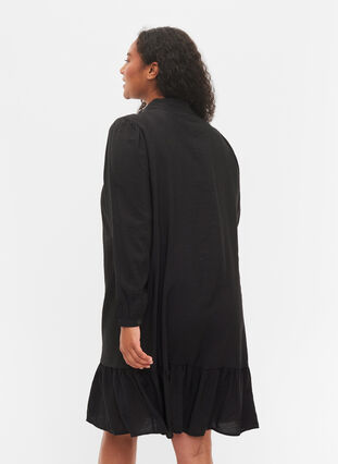 Skjortklänning i viskos med volangkant, Black, Model image number 1