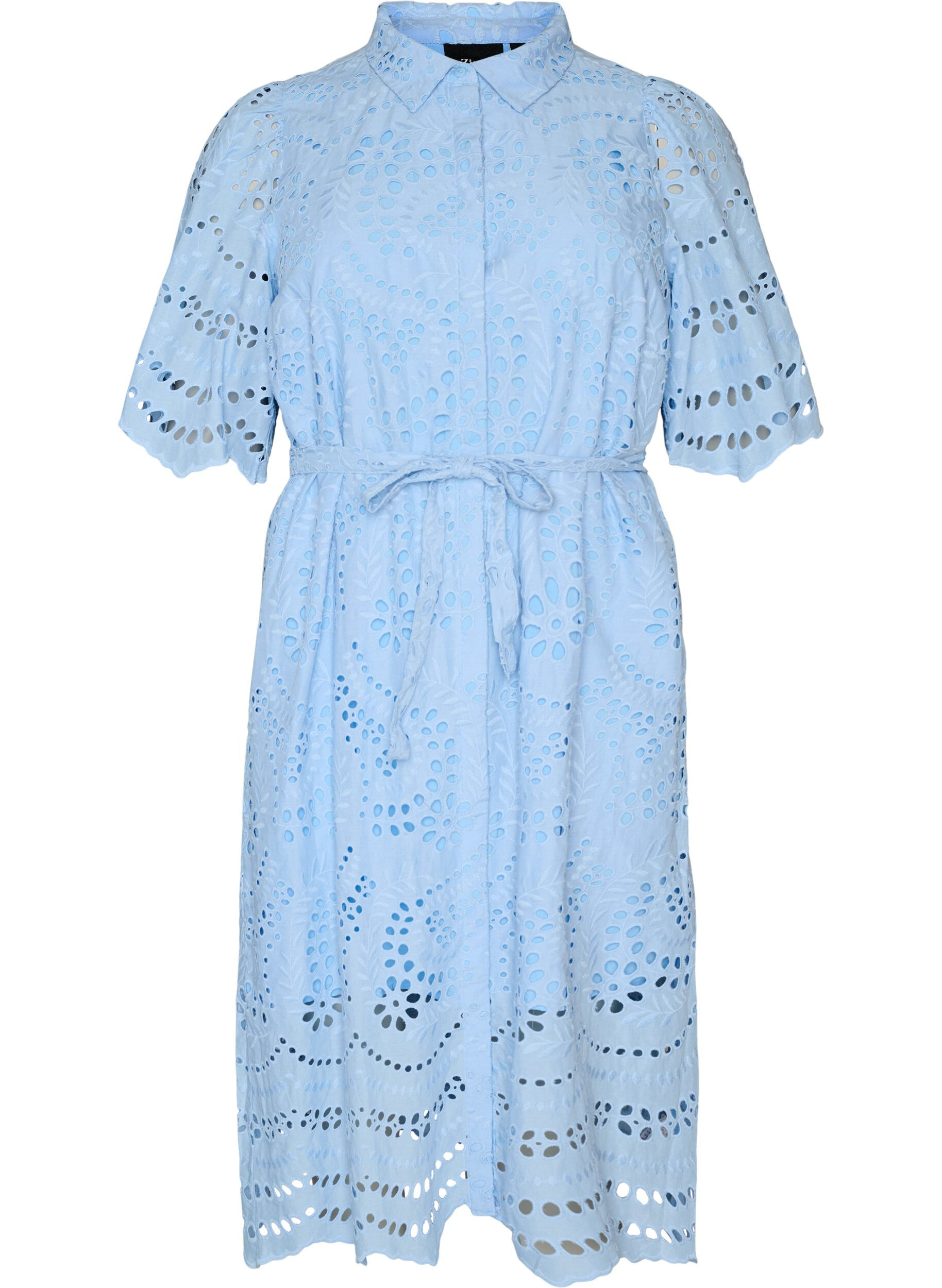 Skjortkl&auml;nning i broderie anglaise med knytb&auml;lte