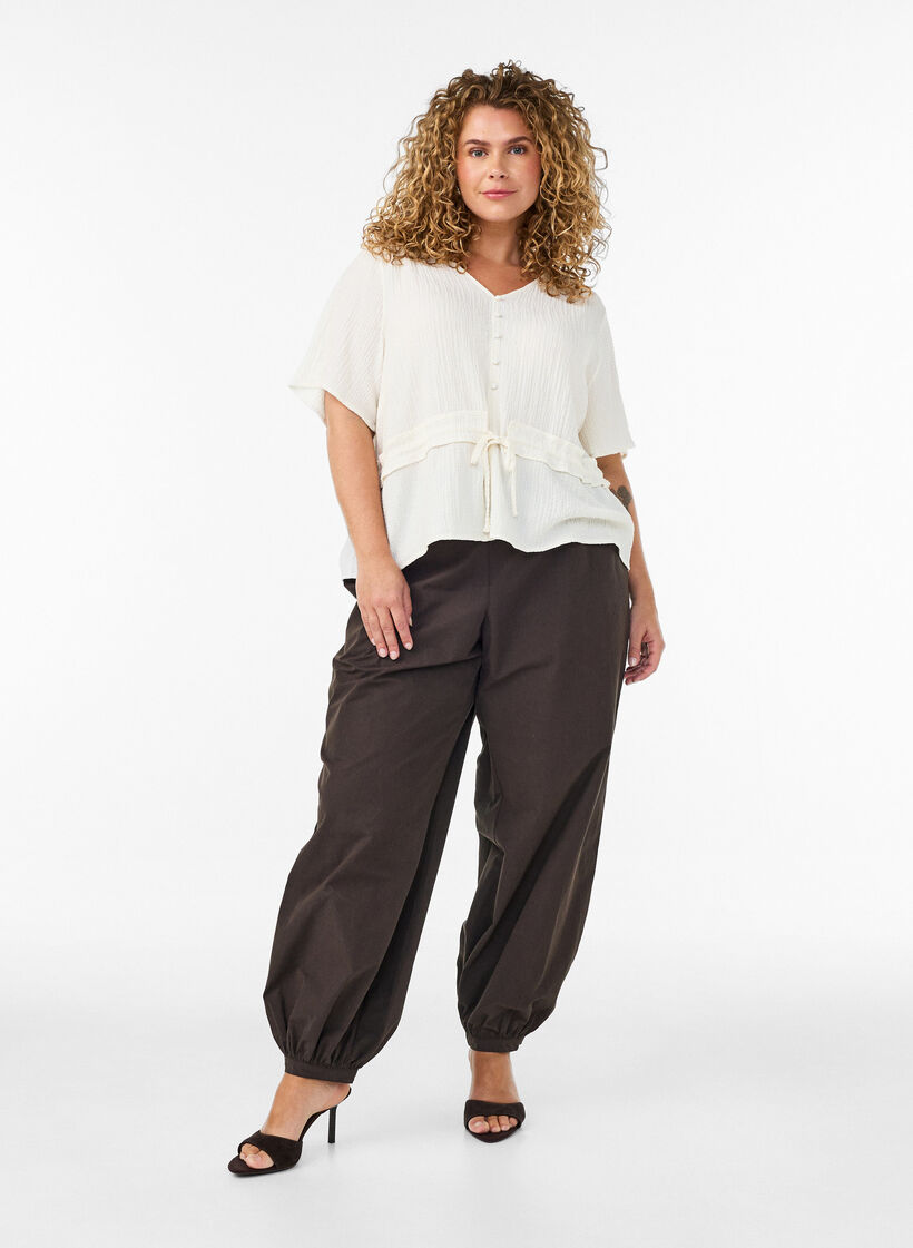 Blus med struktur och knyt i midjan, Vanilla, Model image number 1