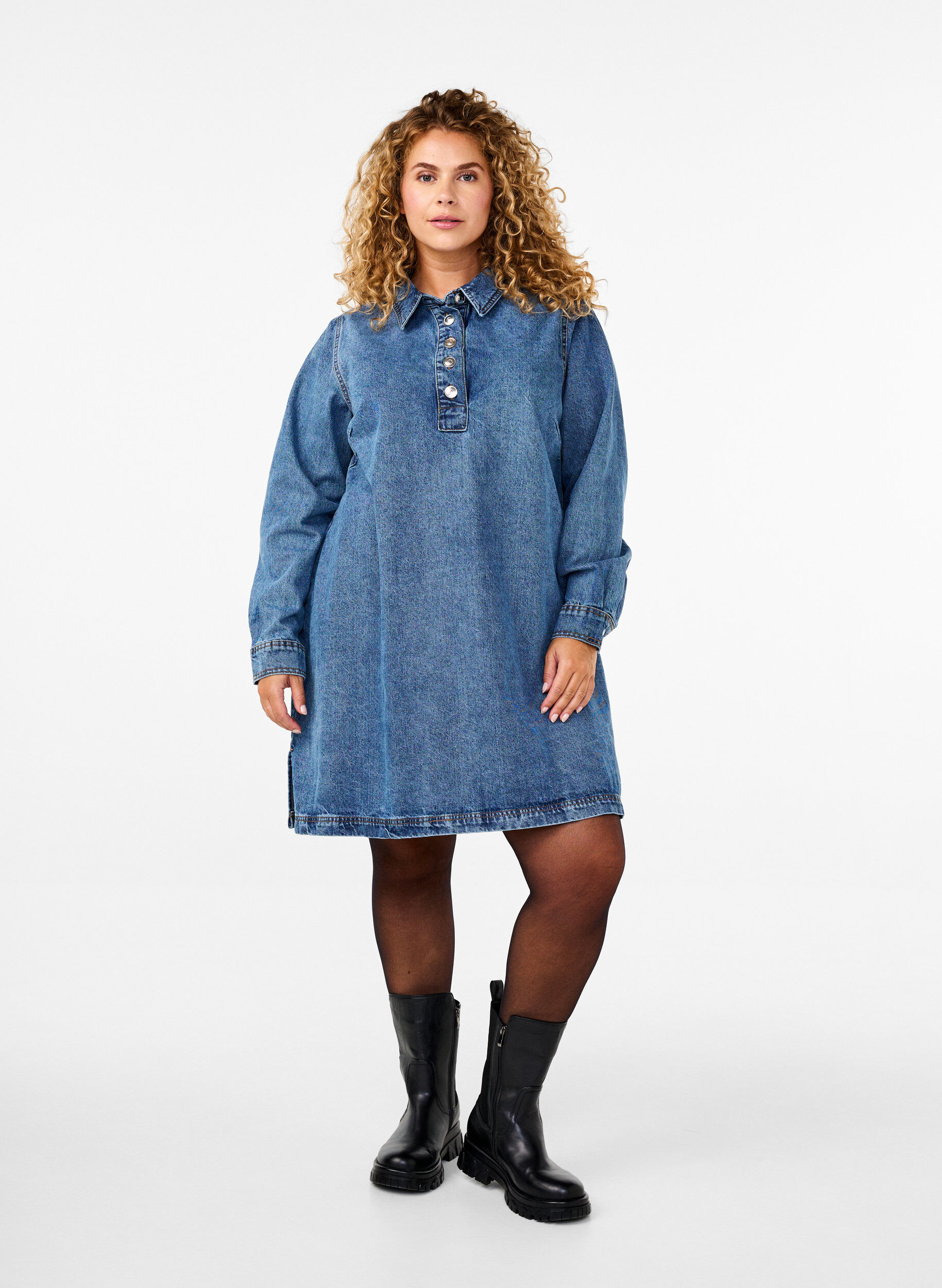 Zizzi Kort denimkl&auml;nning med A-linjeform och l&aring;ng &auml;rm, Blue Denim, Model image number 2