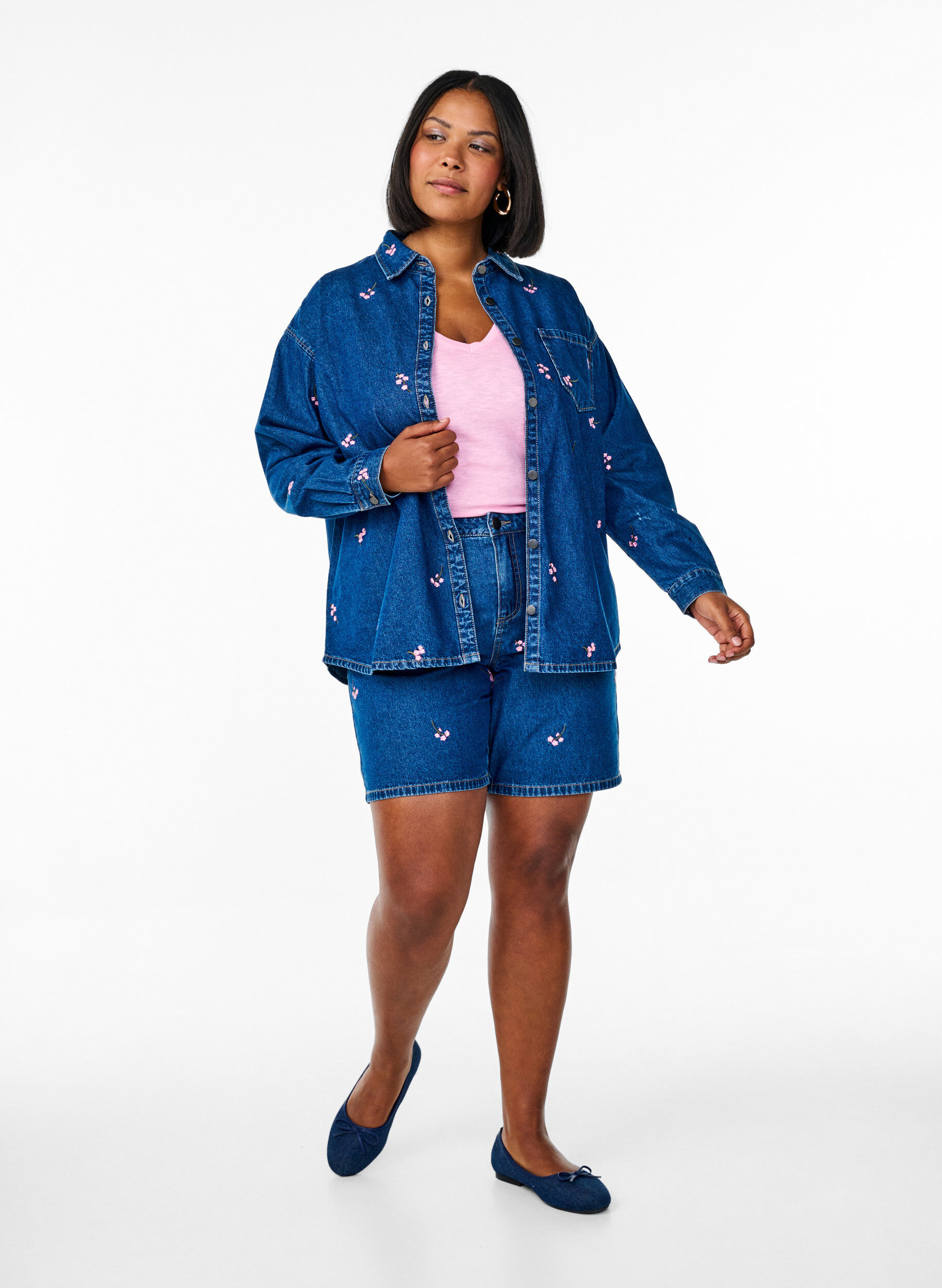 Zizzi Jeansshorts med broderade blommor, Bl&aring;, Model image number 1