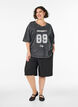 Oversized t-shirt i ekologisk bomull med collegetryck, Svart, Model image number 1