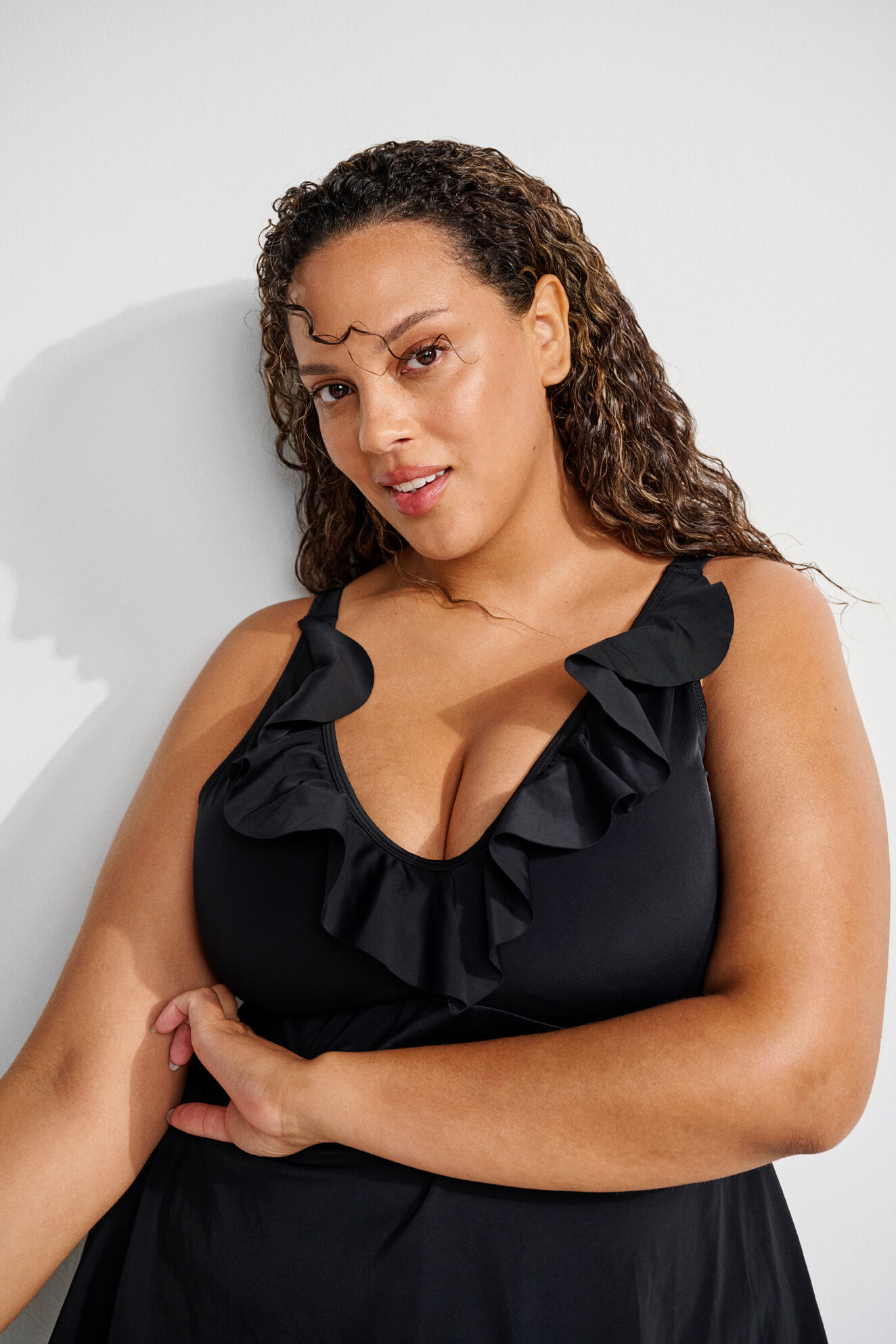 Zizzi Badkl&auml;nning med volanger, , Model