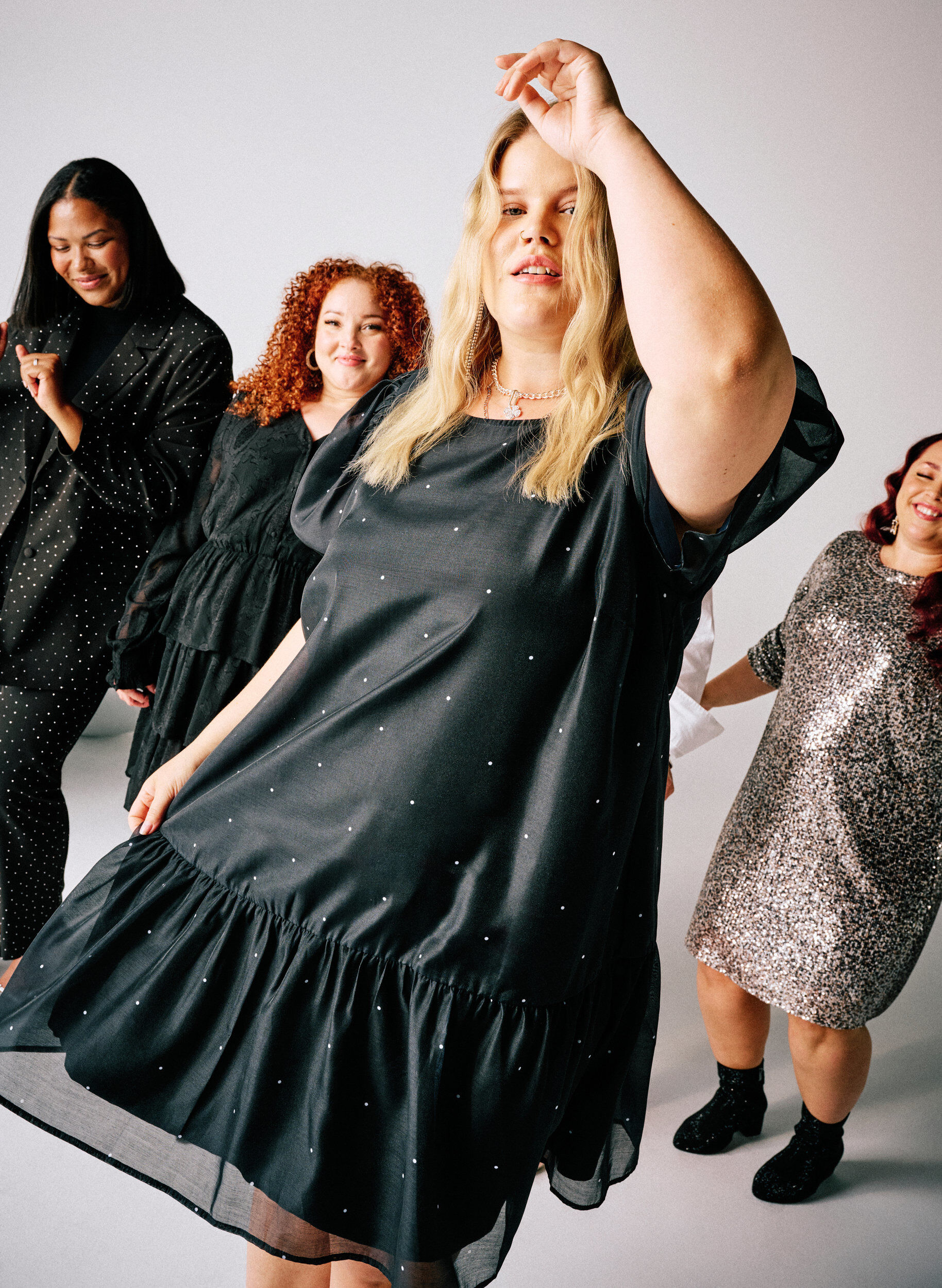 Zizzi Kn&auml;l&aring;ng festkl&auml;nning med skira &auml;rmar, Svart, Image image number 0