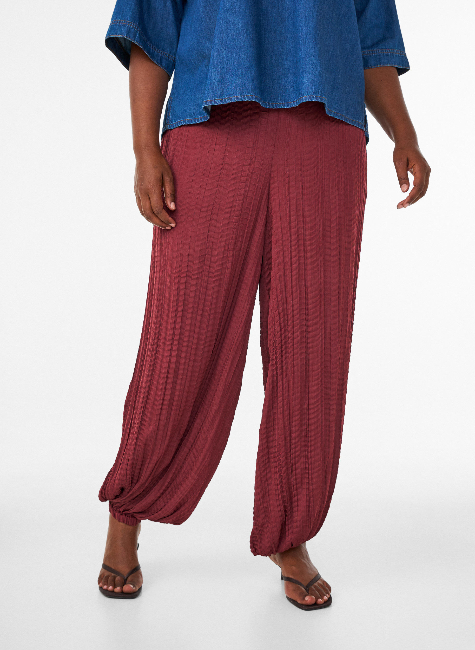 ZizziBallongbyxor med textur och res&aring;r i midjan, R&ouml;d, Model image number 2