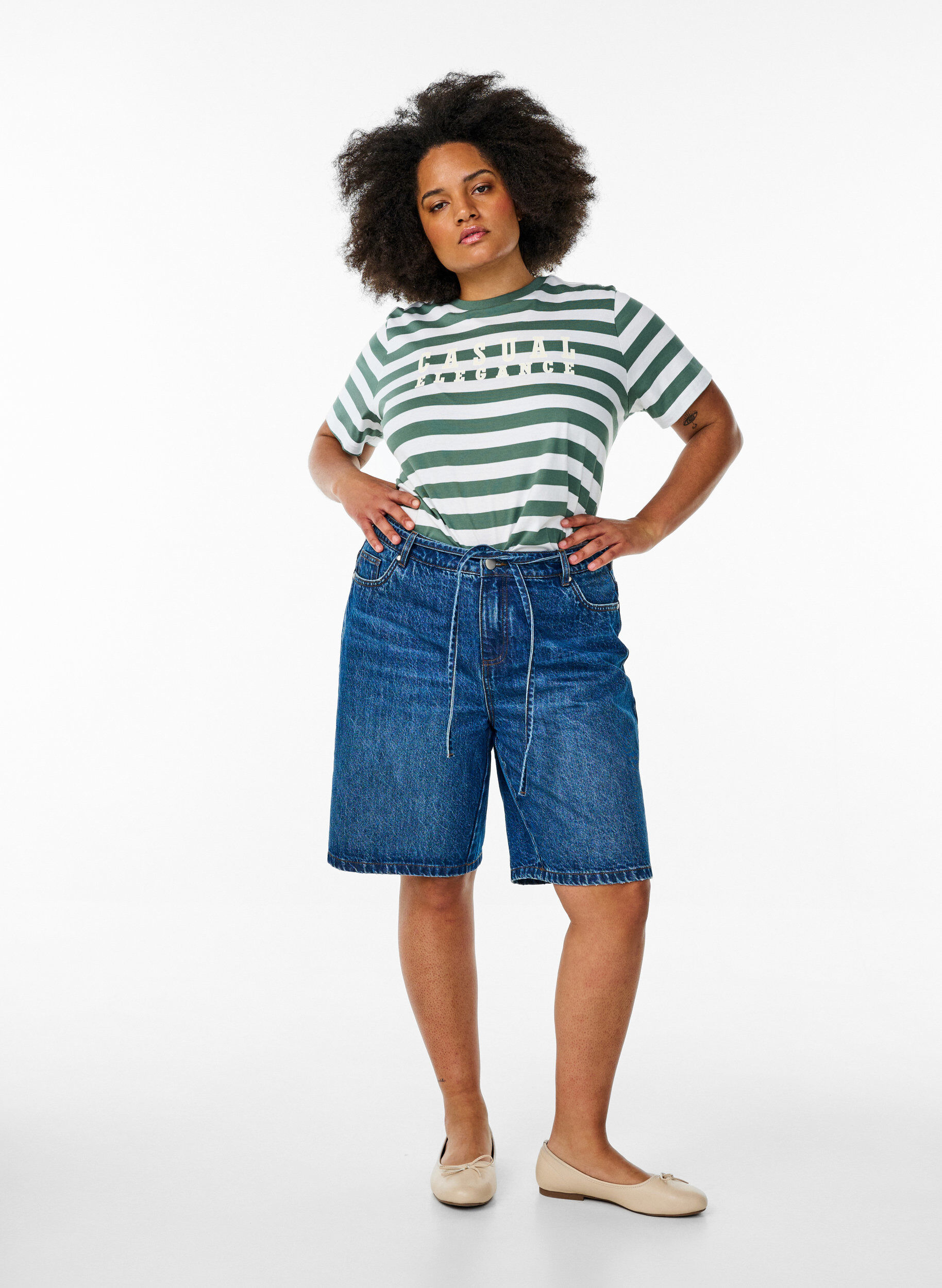 Zizzi T-shirt i ekologisk bomull med r&auml;nder och text, Gr&ouml;n, Model image number 1