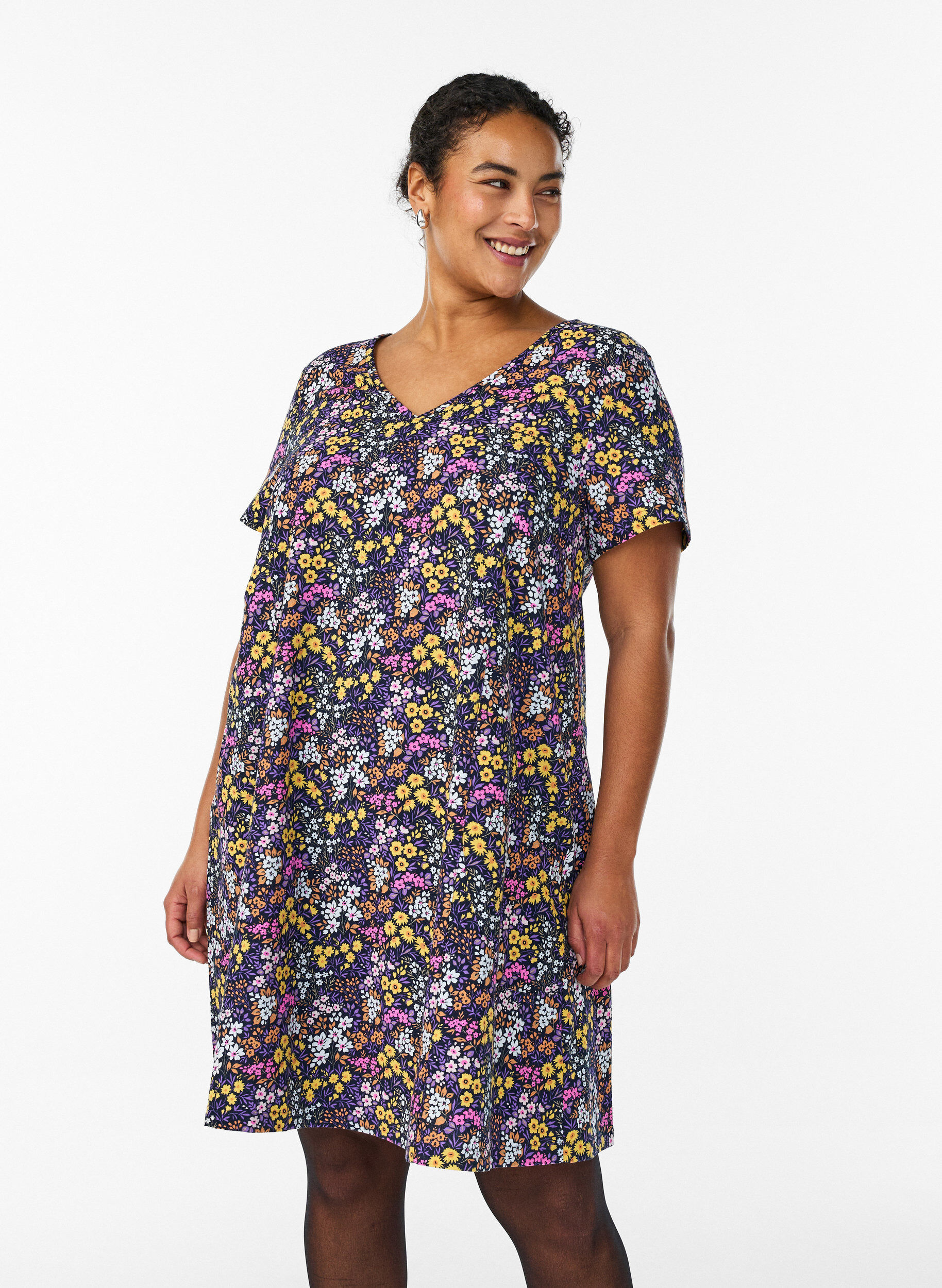 Kort a-linjeformad kl&auml;nning med blomm&ouml;nster, Bl&aring;, Model