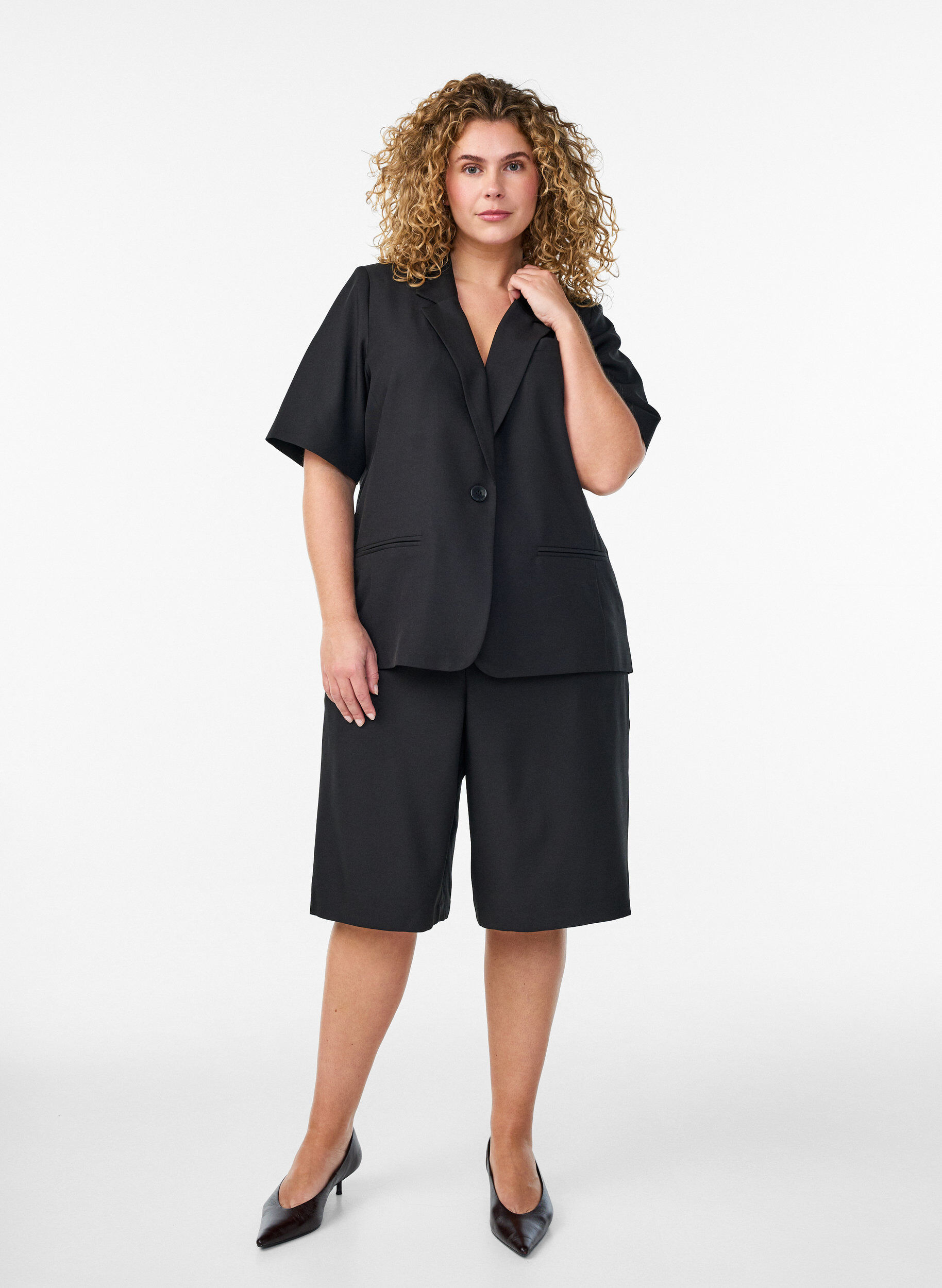 Zizzi Kort&auml;rmad kavaj med slag, Svart, Model image number 1