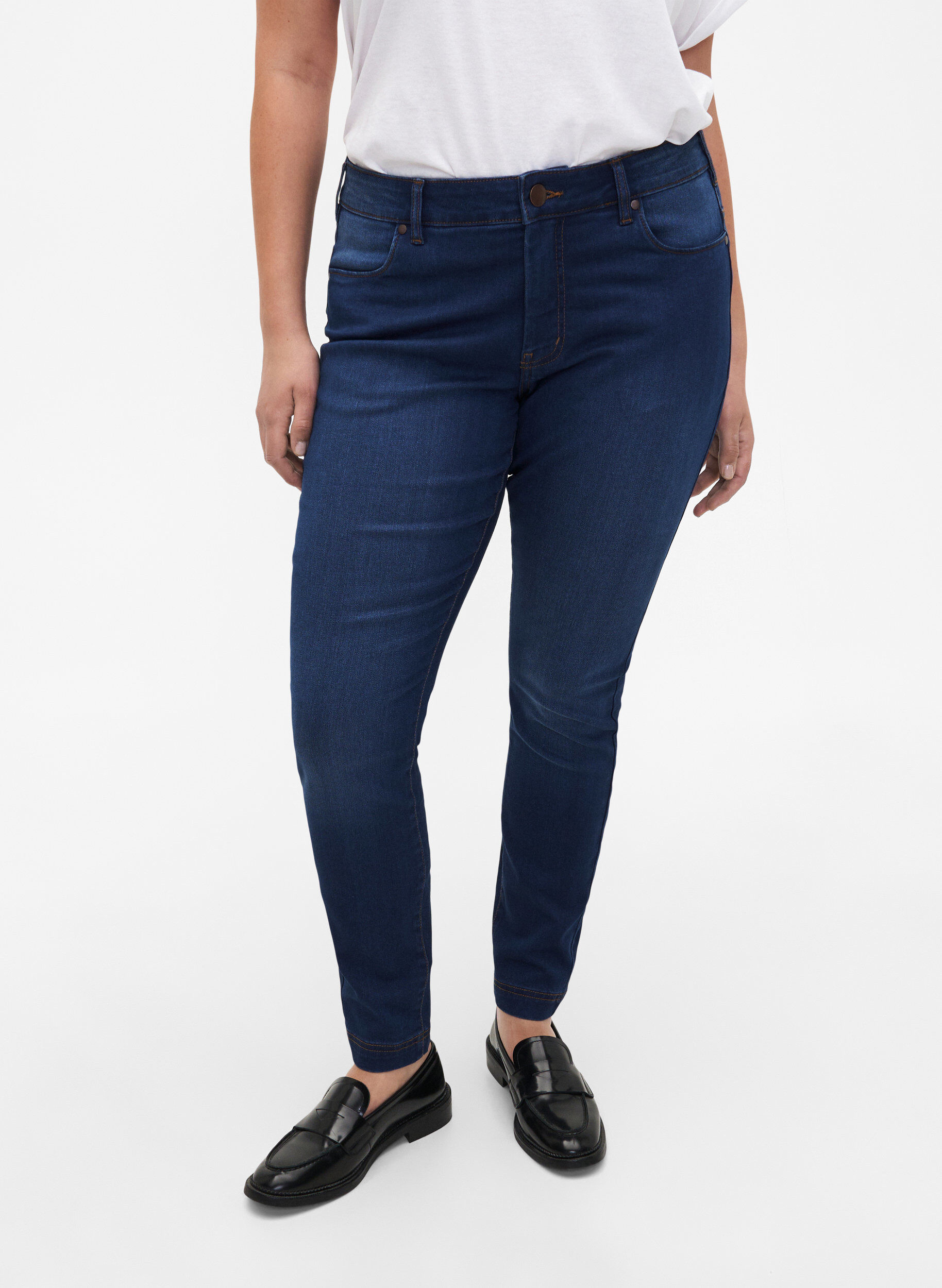 Zizzi Viona jeans med normal midja, Bl&aring;, Model image number 2