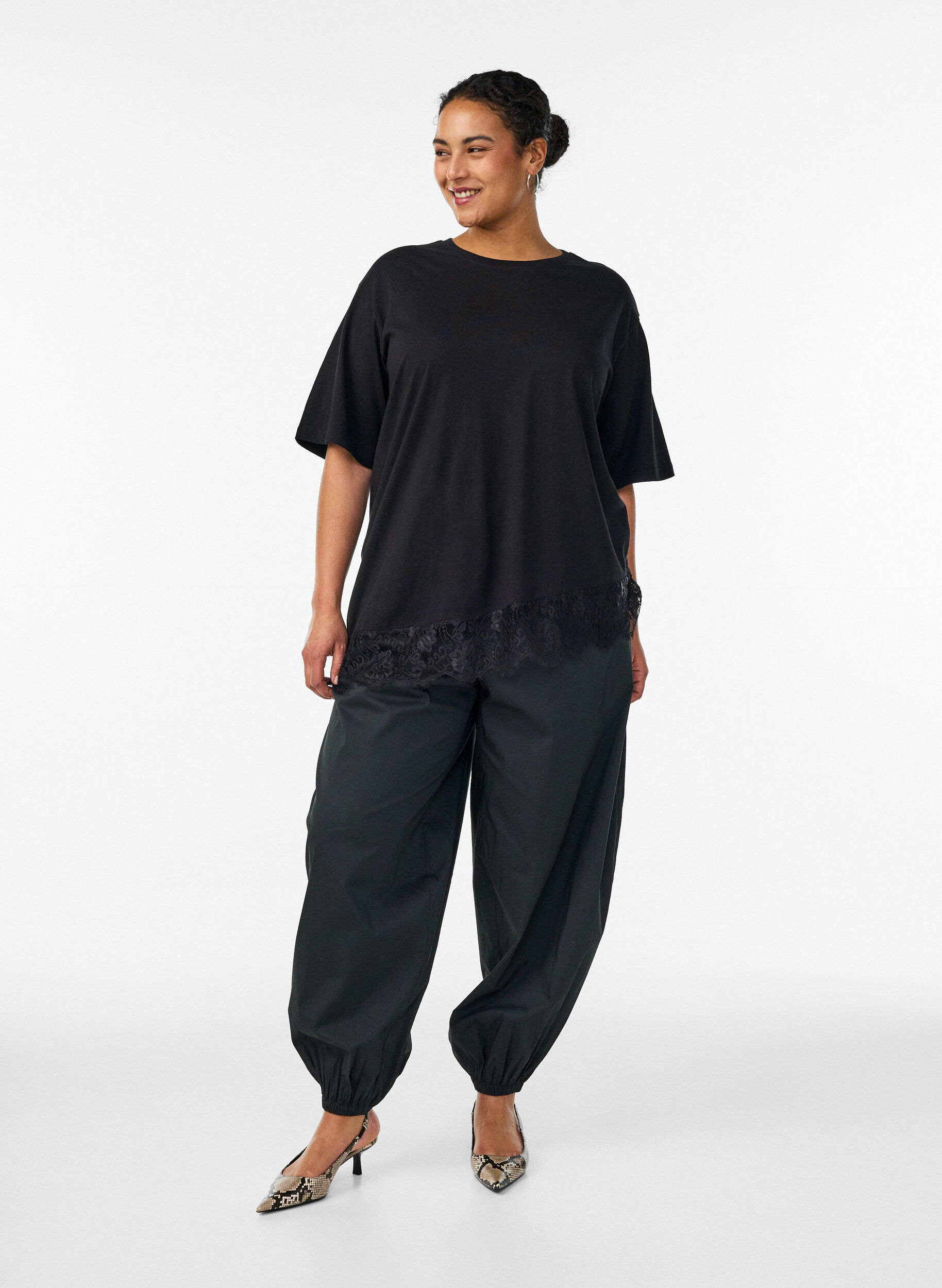ZizziT-shirt med asymmetrisk spetskant, Svart, Model image number 1